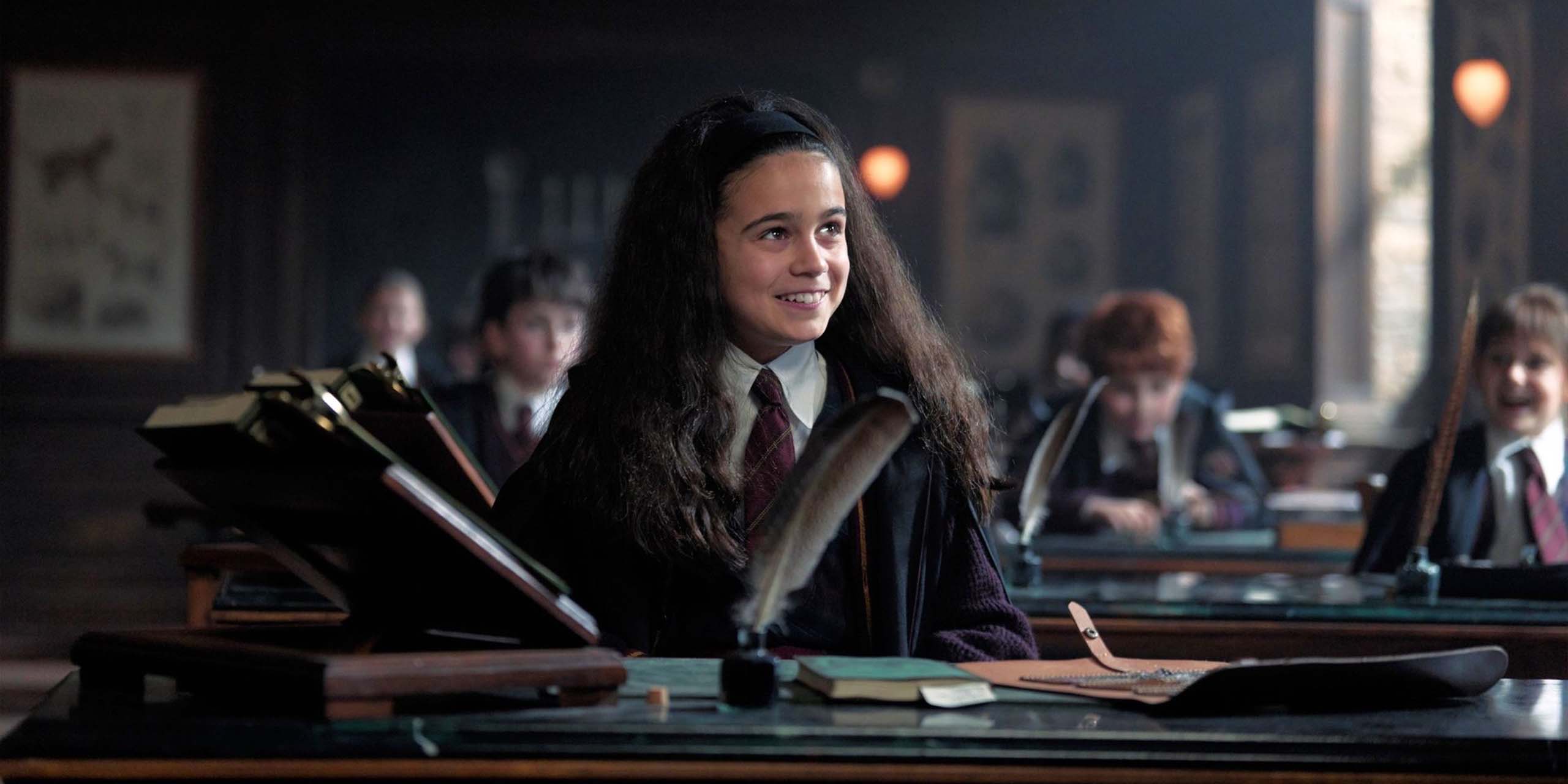 Arabella Staunton souriante dans le rôle d'Hermione Granger dans Harry Potter à l'école des sorciers