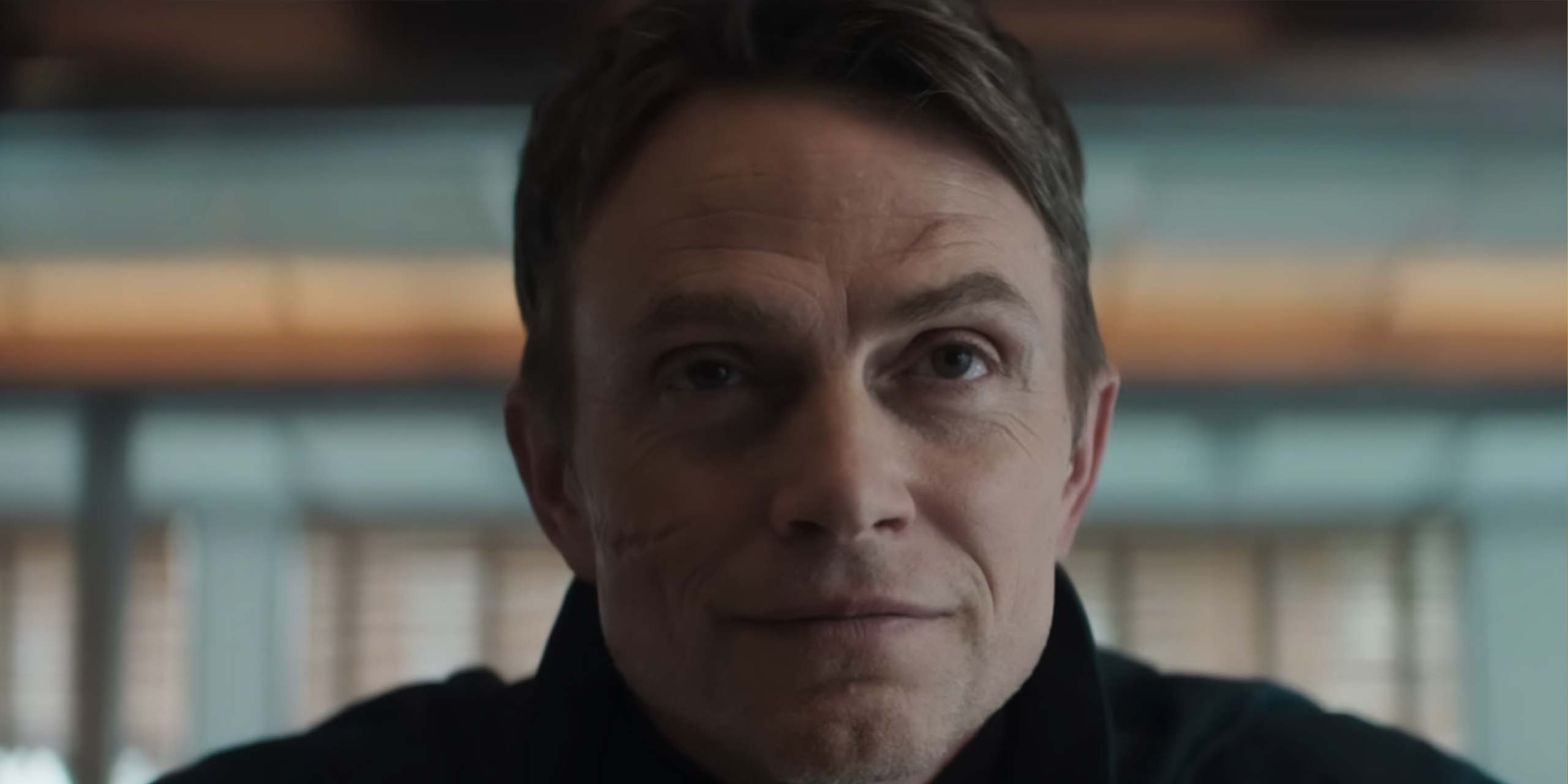 Bullseye assis dans un restaurant dans la saison 2 de Daredevil: Born Again