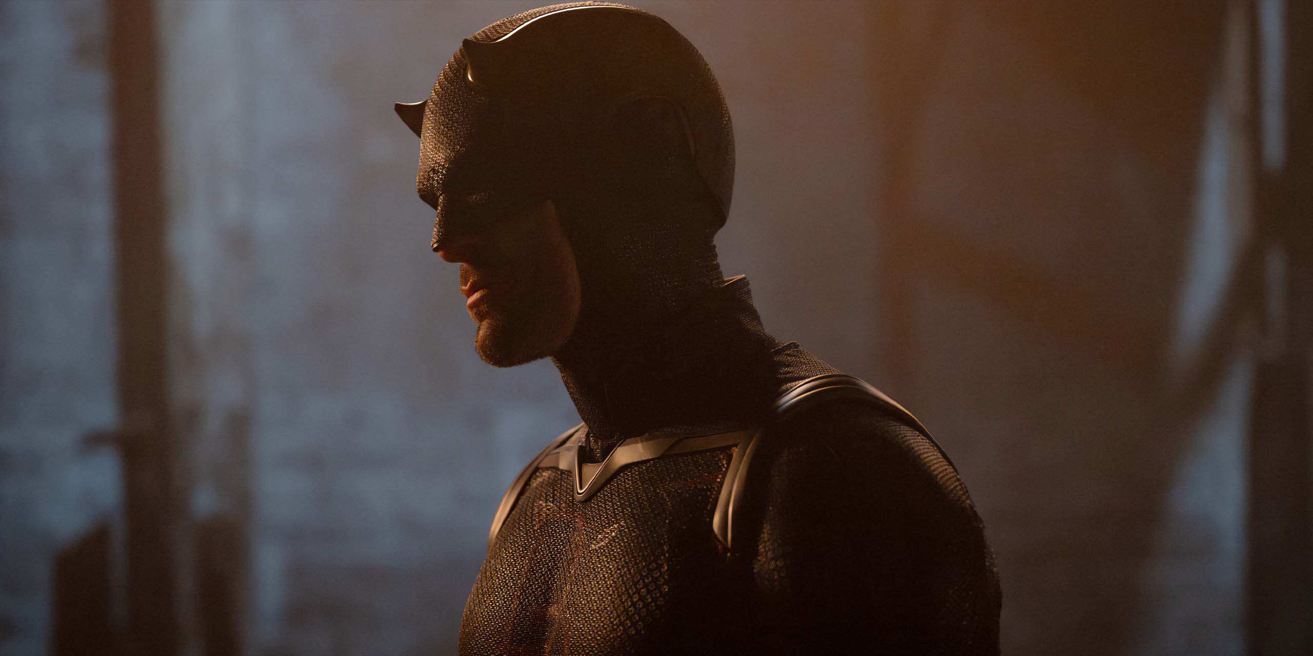 Charlie Cox dans le rôle de Daredevil, dans le costume noir, dans la saison 2 de Daredevil: Born Again.