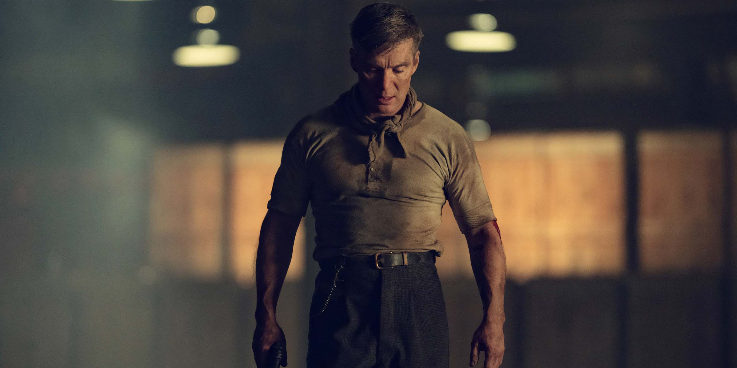 Cillian Murphy, dans le rôle de Tommy Shelby, tient un pistolet et regarde vers le bas dans Peaky Blinders: The Immortal Man.