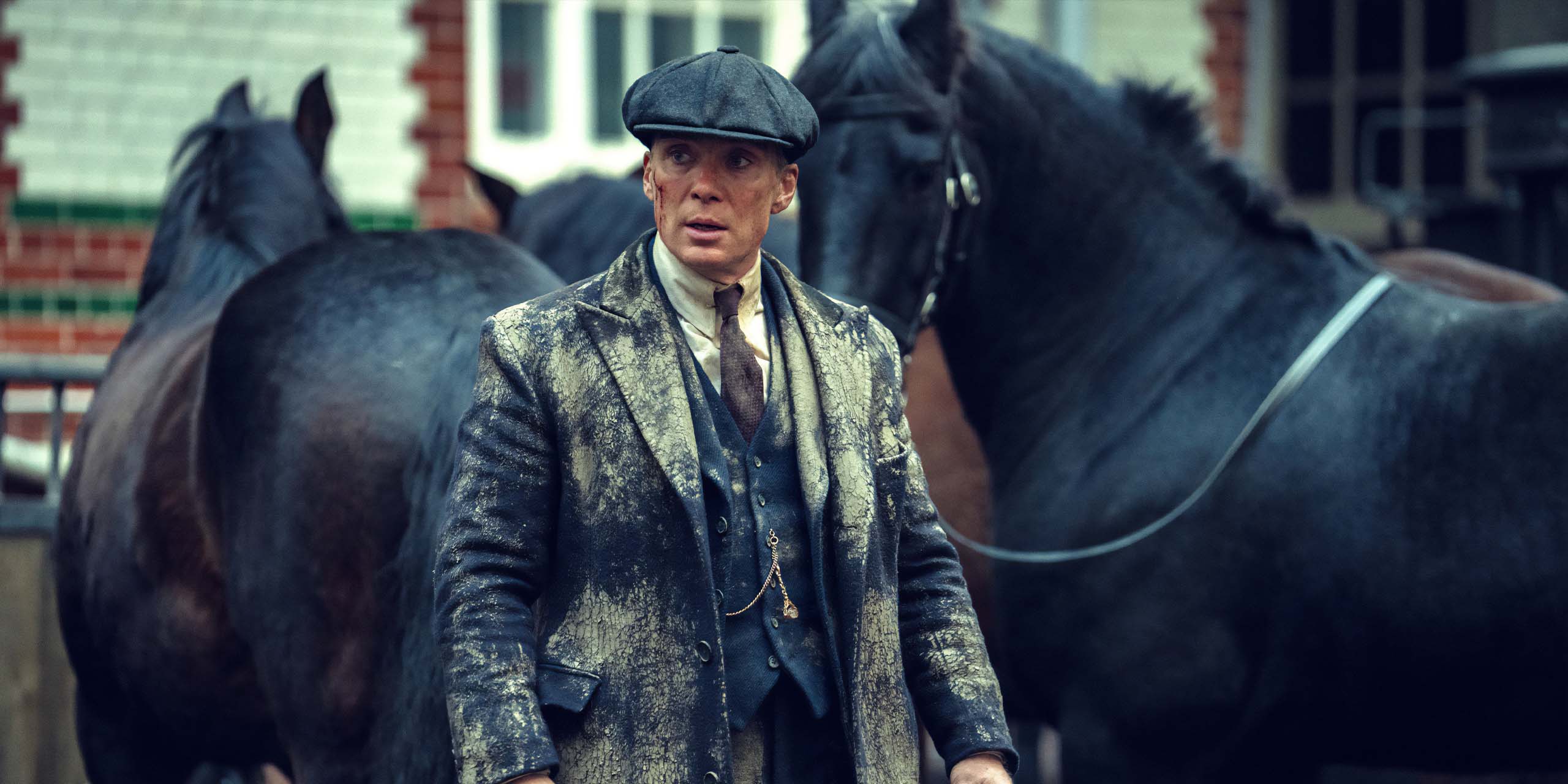 Cillian Murphy dans le rôle de Tommy Shelby, vêtu d'un costume boueux, dans Peaky Blinders: The Immortal Man.