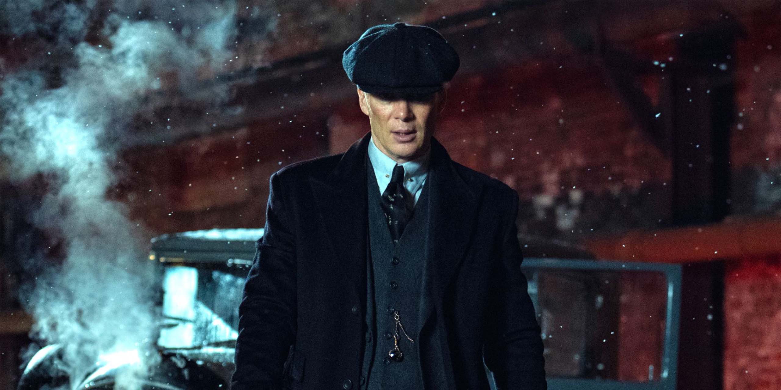 Cillian Murphy dans le rôle de Tommy Shelby marchant dans Birmingham dans Peaky Blinders: The Immortal Man (2026) sur Netflix.