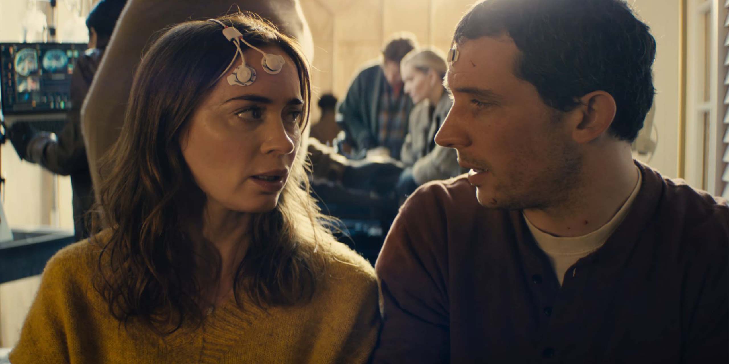 Emily Blunt et Josh O'Connor échangent un regard alors qu'ils se préparent pour un examen dans Disclosure Day