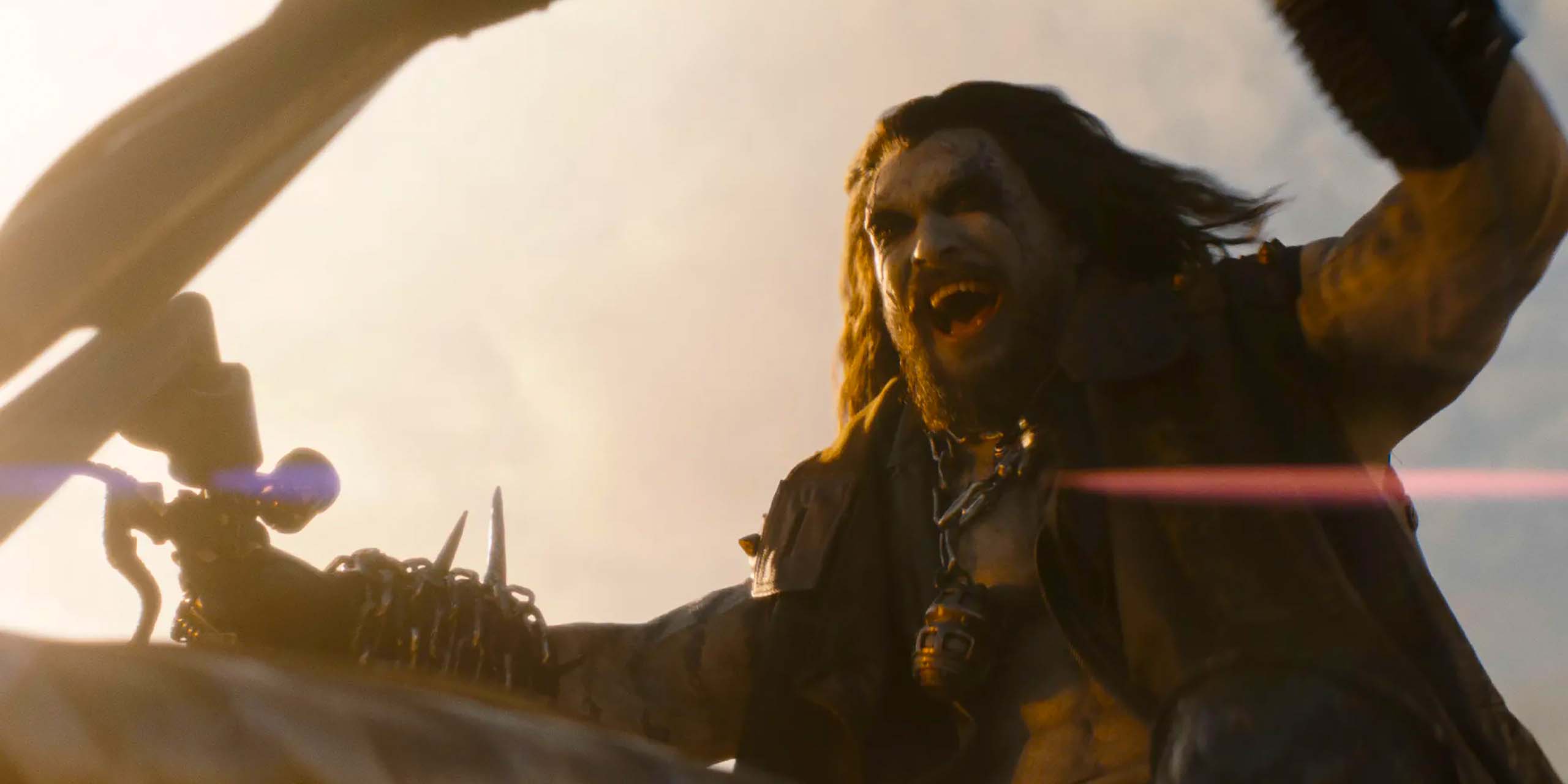 Lobo (Jason Momoa) crie de joie sur sa moto dans Supergirl