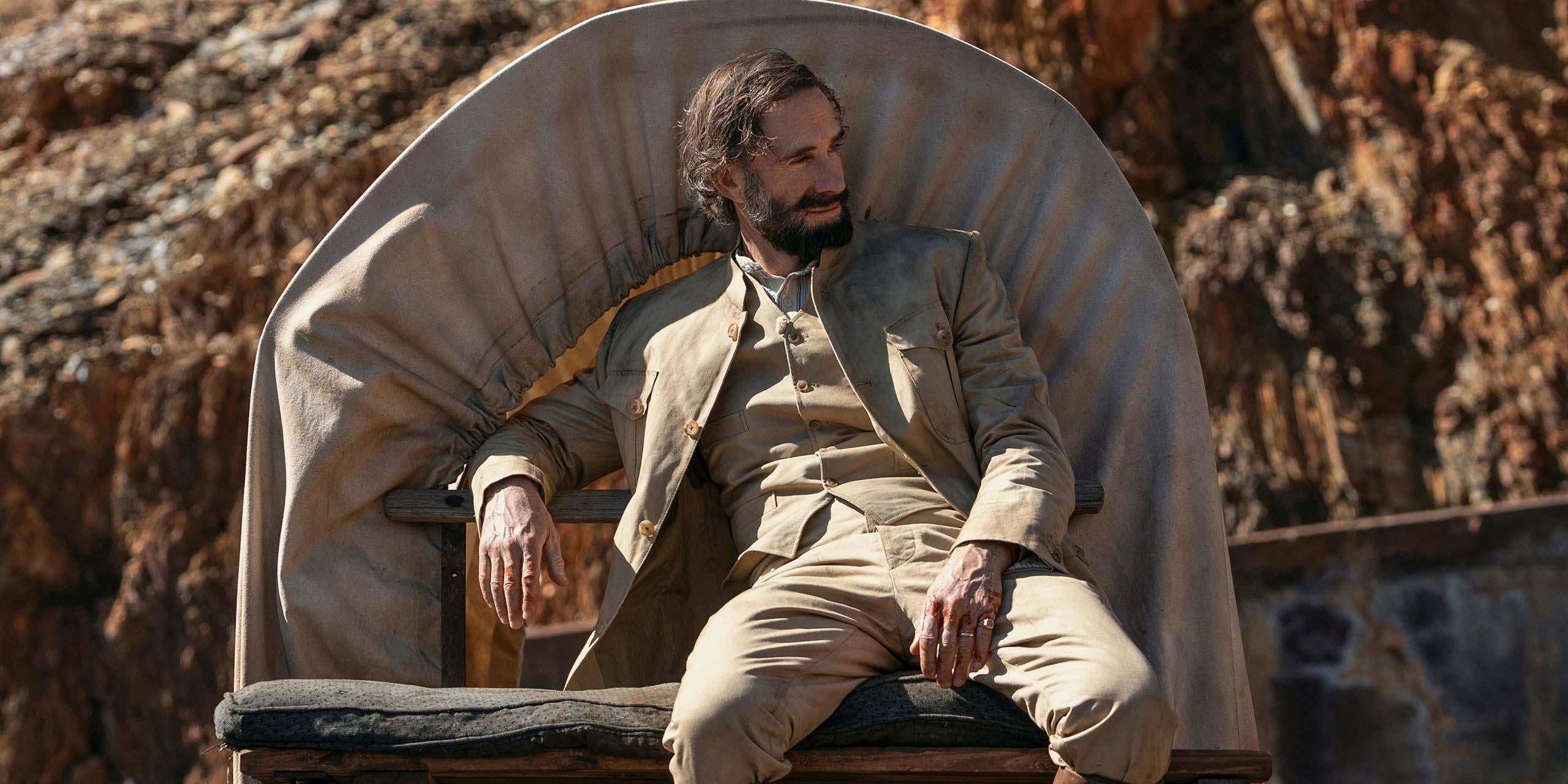 Joseph Fiennes dans le rôle de Silas Holmes dans Young Sherlock