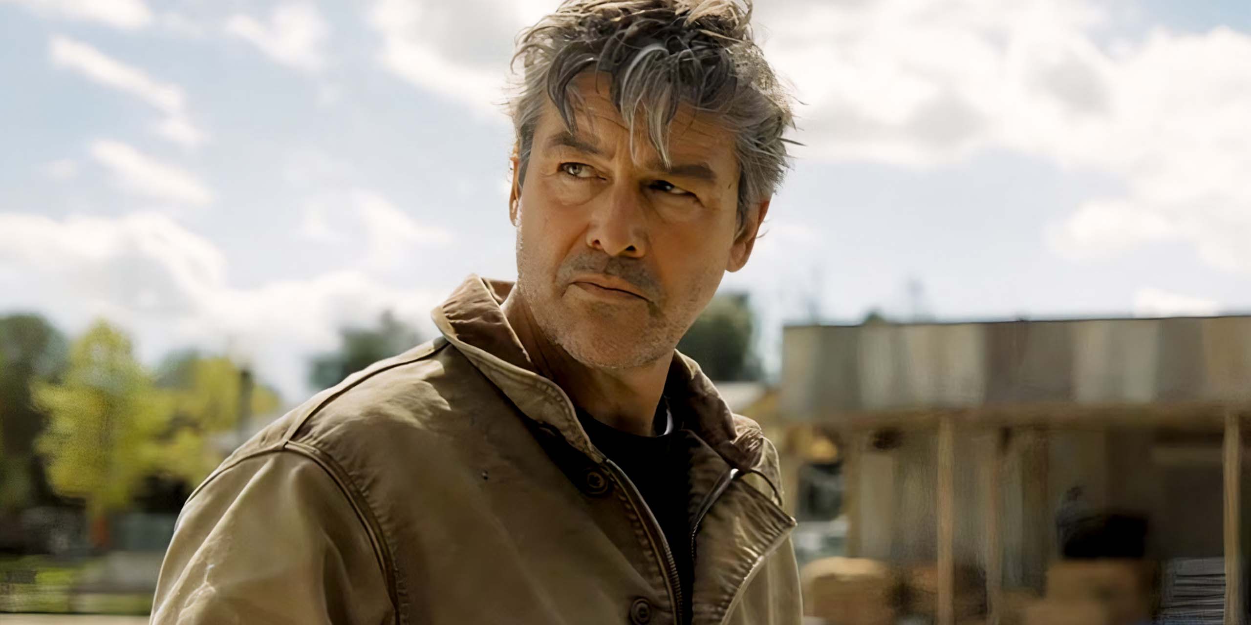 Kyle Chandler dans le rôle d'Hal Jordan dans la série HBO Lanterns.