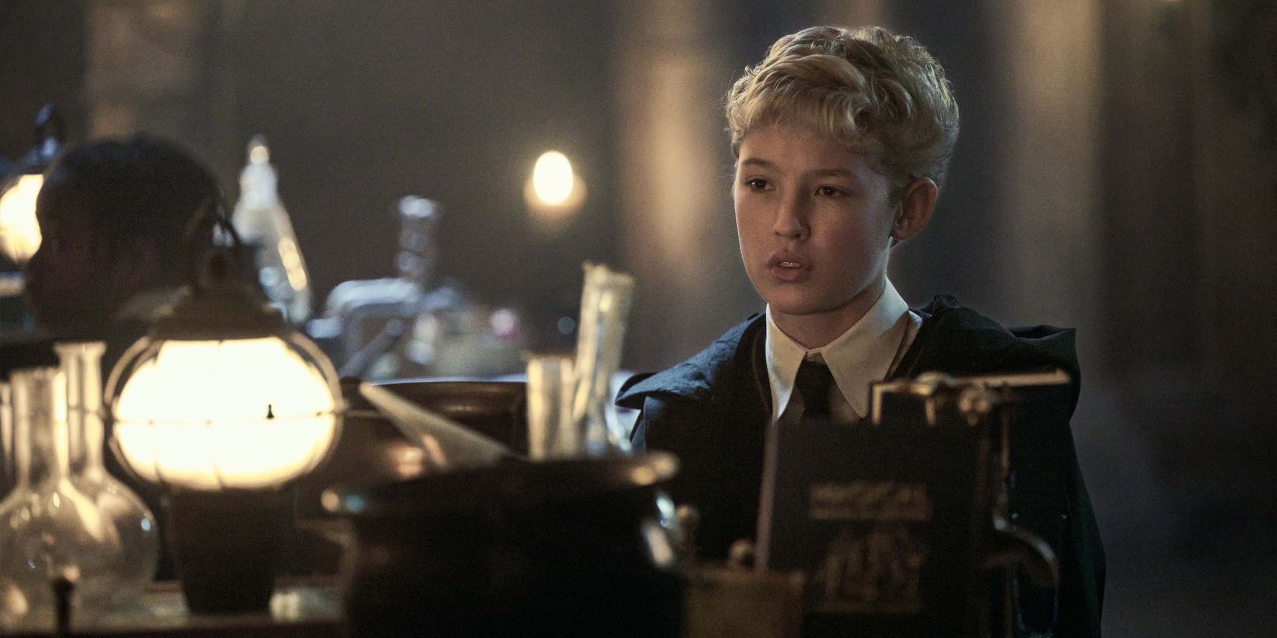 Lox Pratt dans le rôle de Draco Malfoy en cours dans Harry Potter à l'école des sorciers