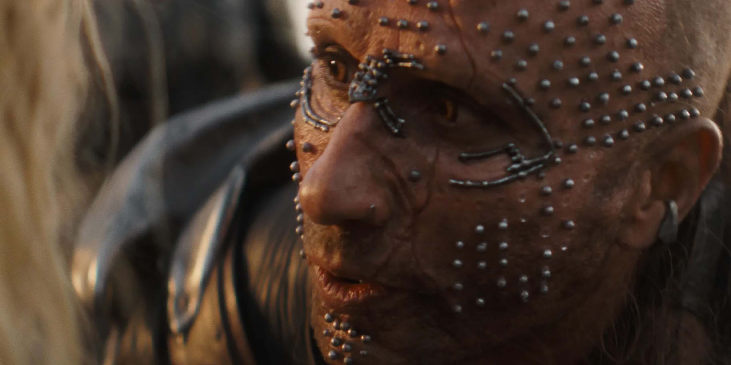Matthias Schoenaerts, dans le rôle de Krem des Collines Jaunes, se tient très près du visage de quelqu'un dans Supergirl.