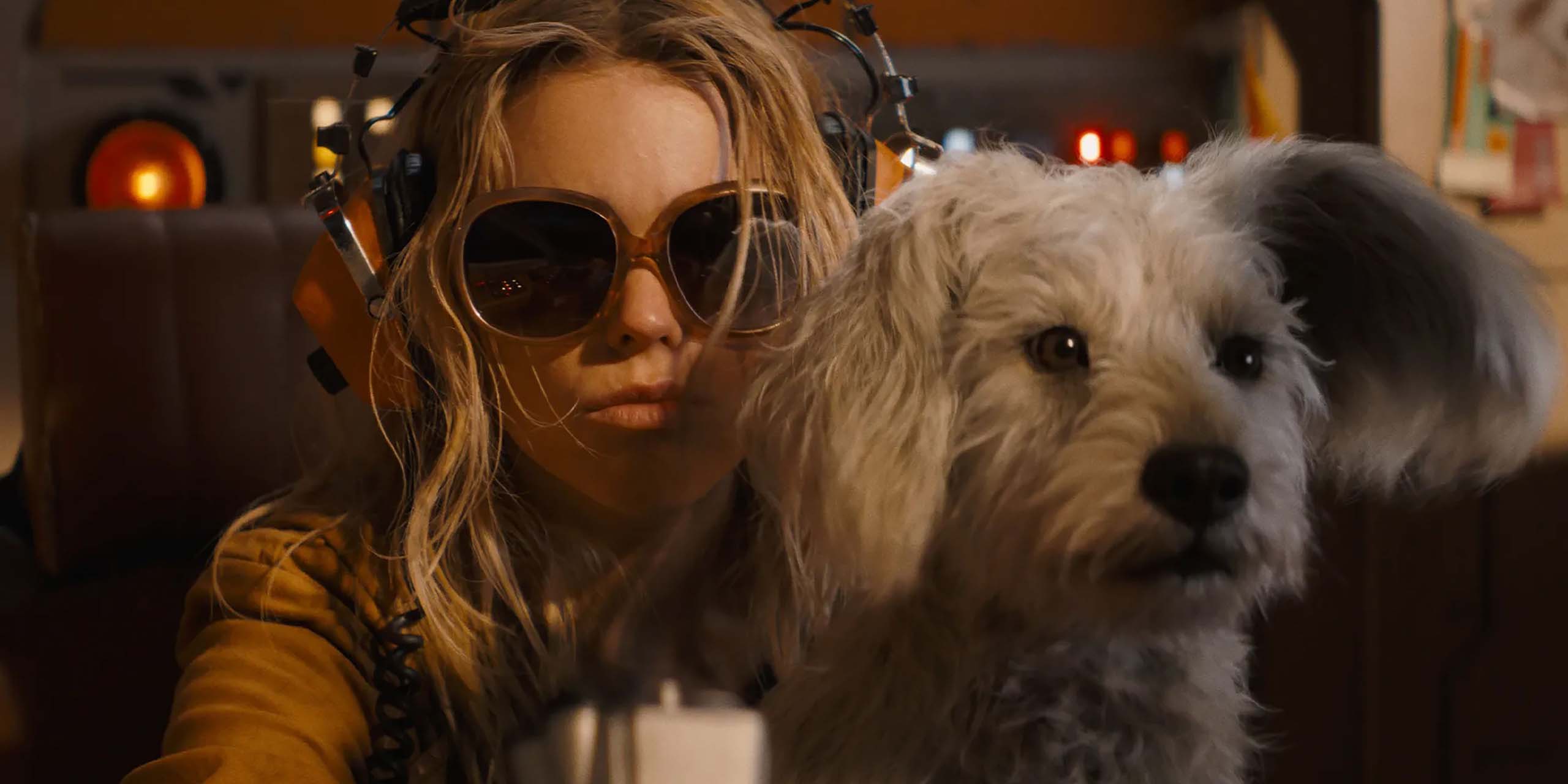 Kara (Milly Alcock) assise avec Krypto sur ses genoux dans Supergirl.