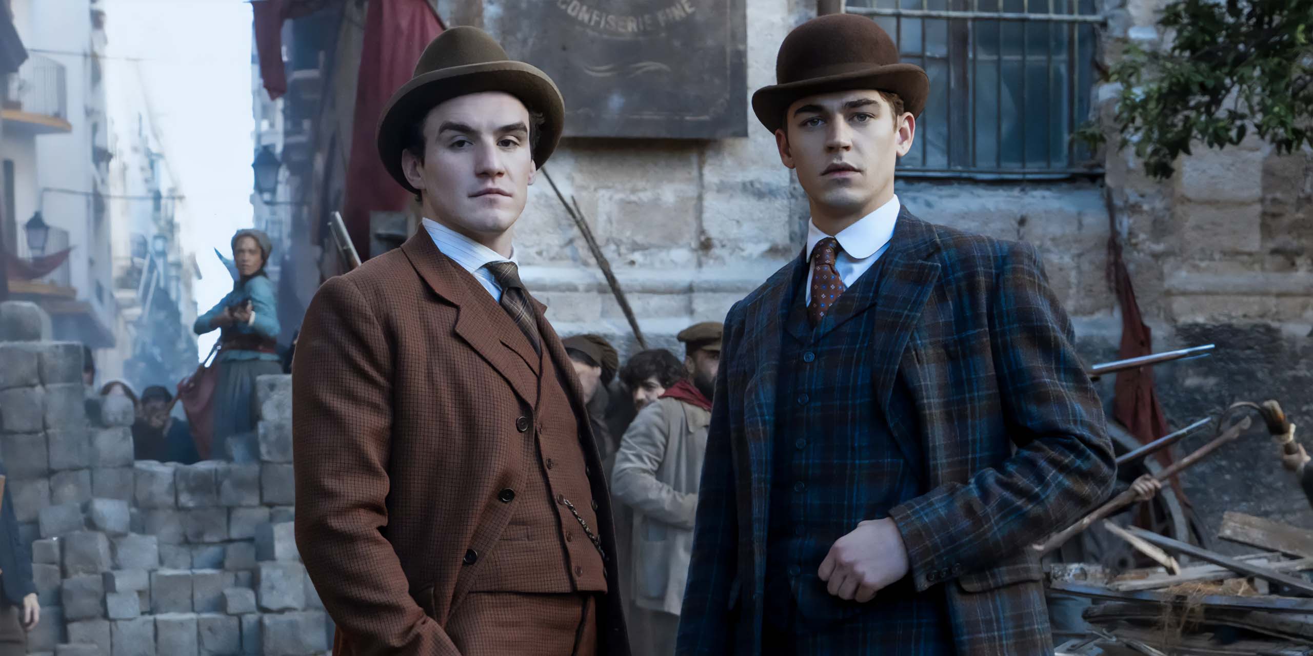 Les jeunes James Moriarty et Sherlock Holmes dans Young Sherlock sur Prime Video.