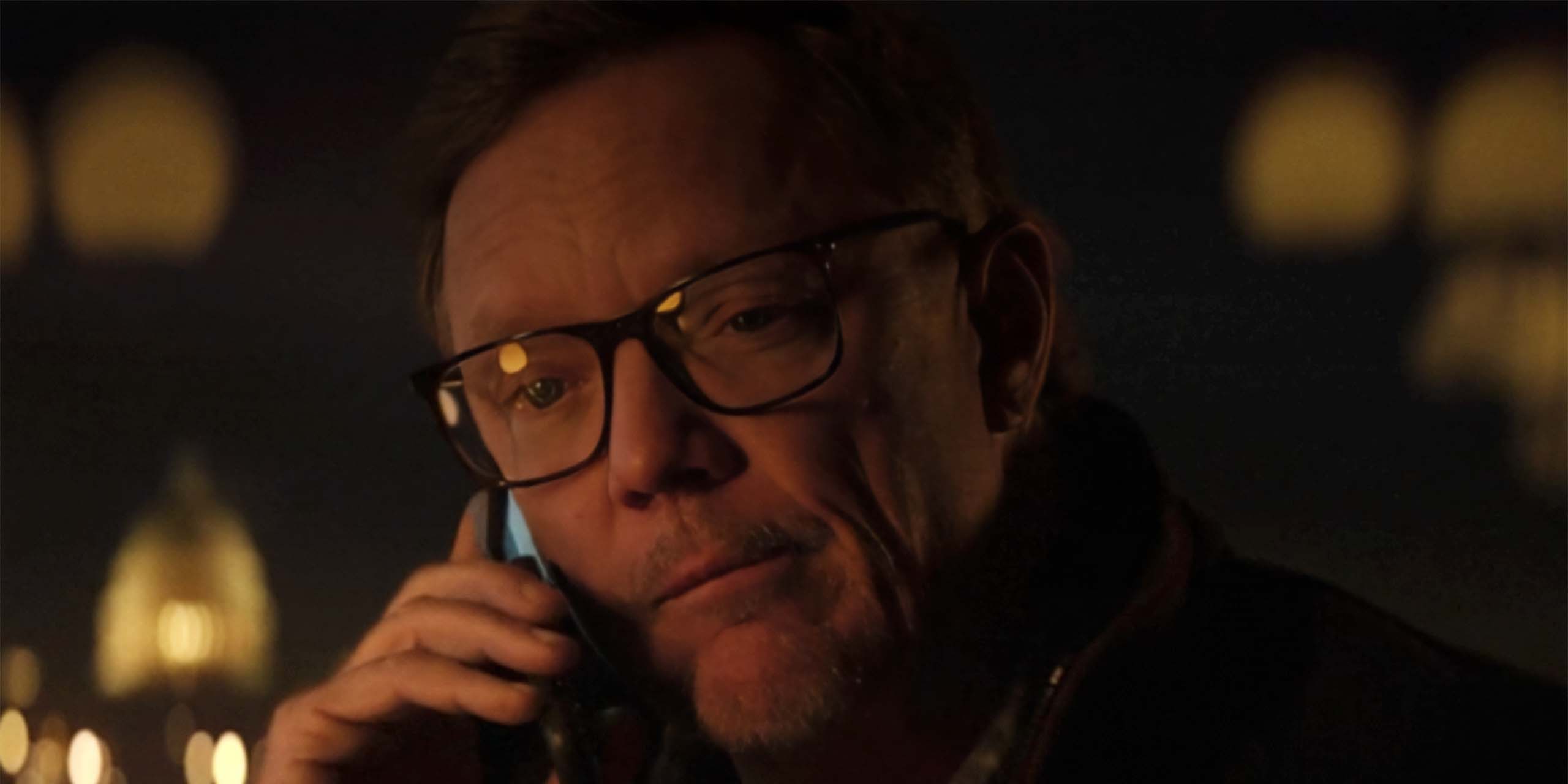 Matthew Lillard, dans le rôle de M. Charles, parle au téléphone dans Daredevil : Born Again, saison 2, épisode 1.