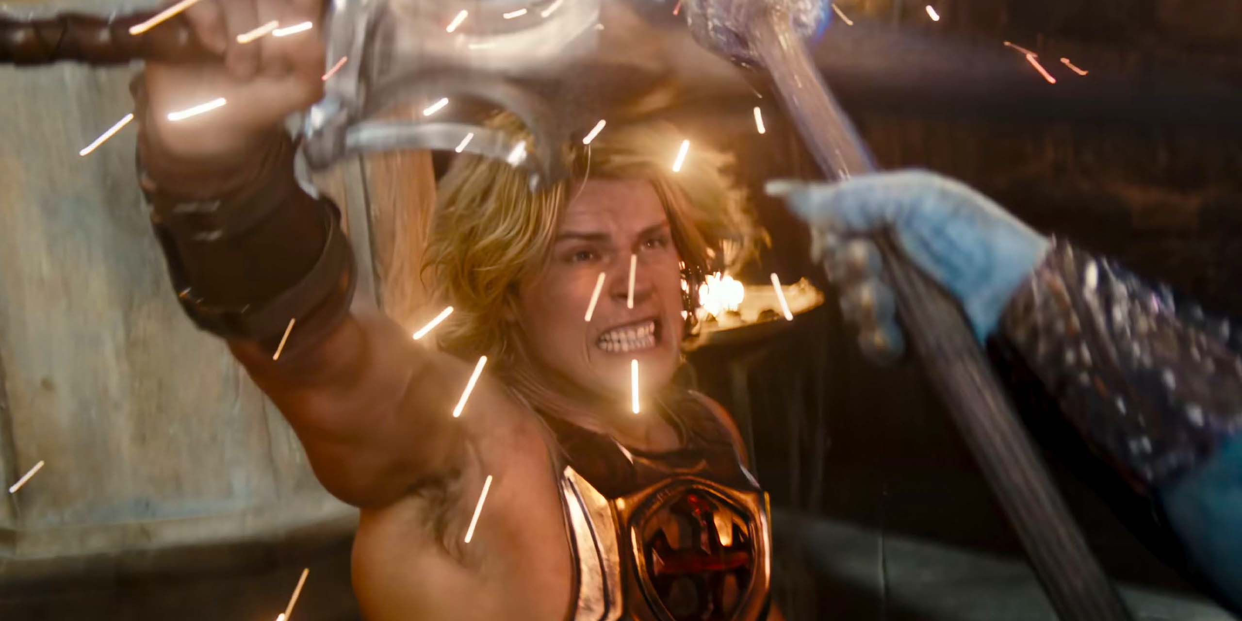 Le prince Adam, interprété par Nicholas Galitzine, semble inquiet lors de son duel à l'épée avec Skeletor, joué par Jared Leto, dans Les Maîtres de l'Univers.
