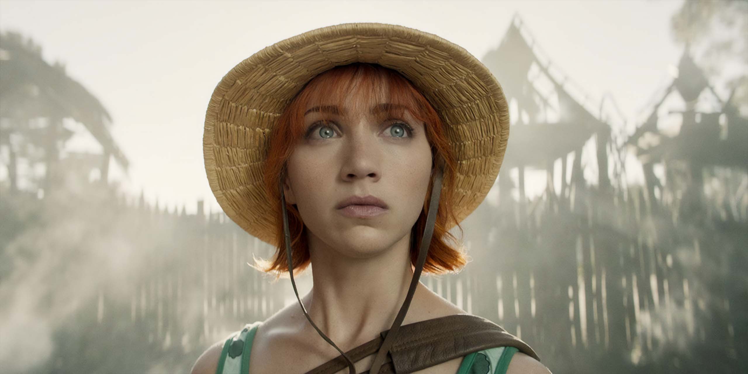 Emily Rudd dans le rôle de Nami avec le chapeau de paille dans One Piece