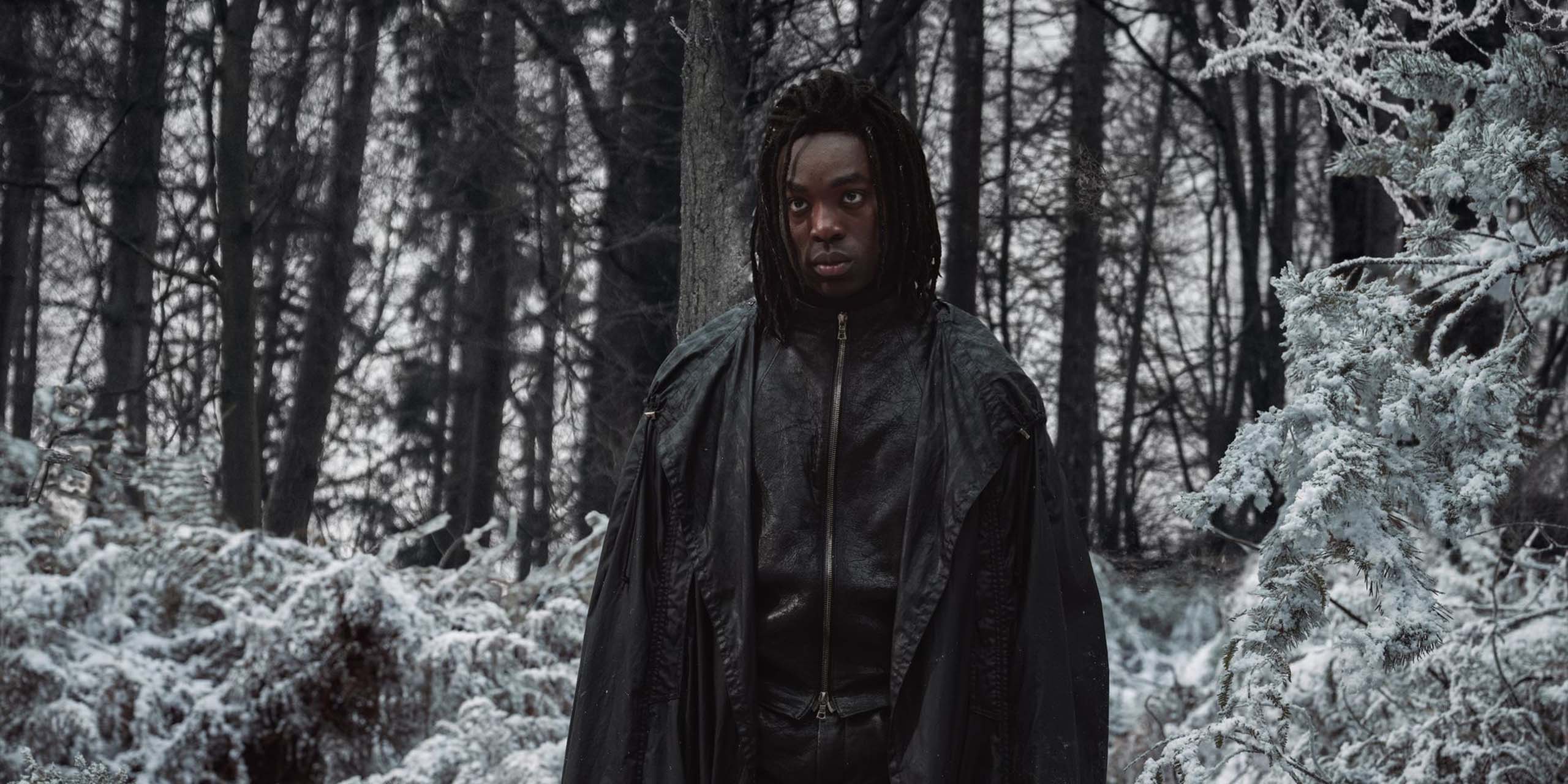 Paapa Essiedu dans le rôle du professeur Severus Rogue dans les bois enneigés de Harry Potter à l'école des sorciers