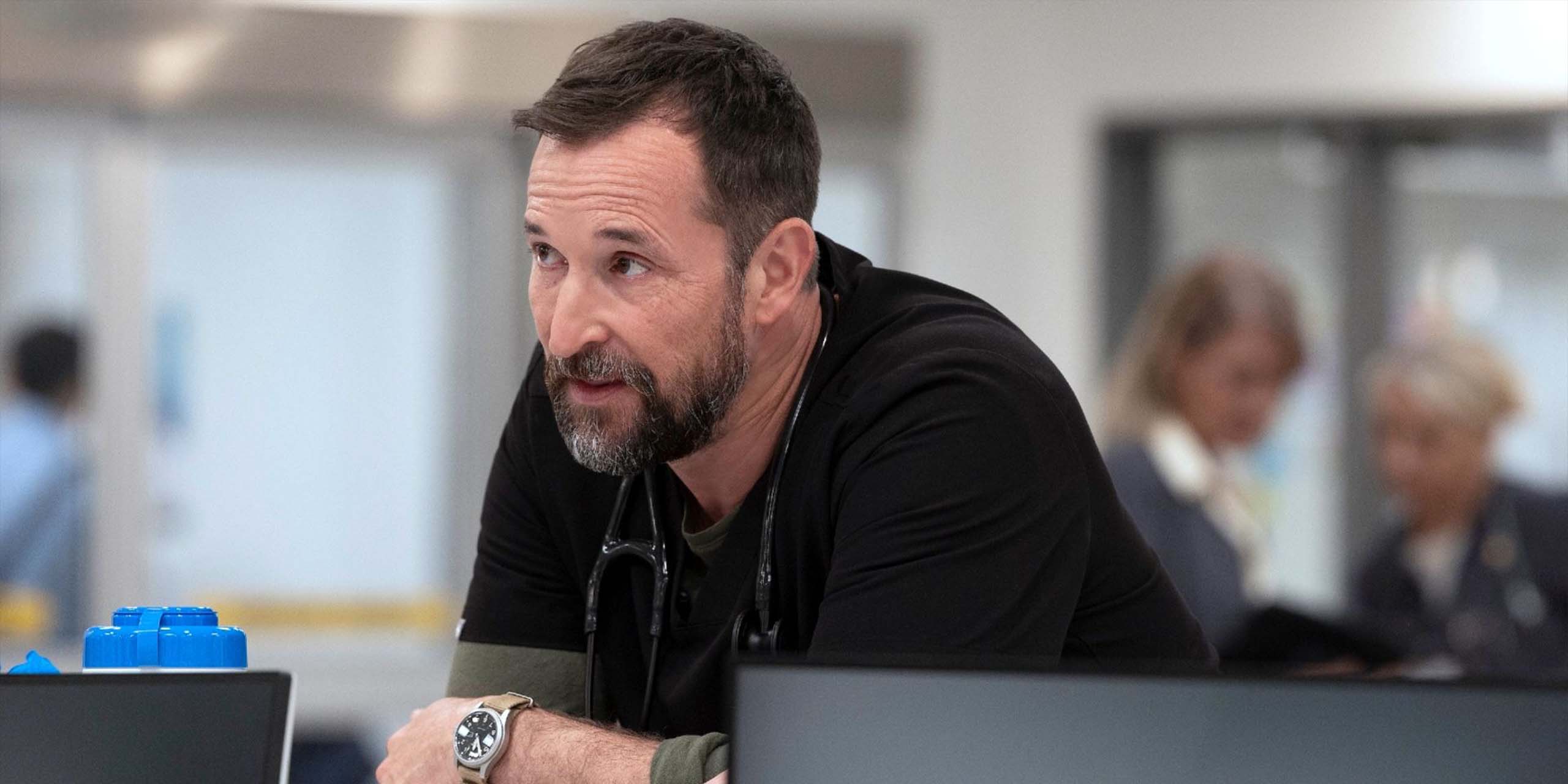 Robby penché sur un bureau en train de parler dans la saison 2 de The Pitt.
