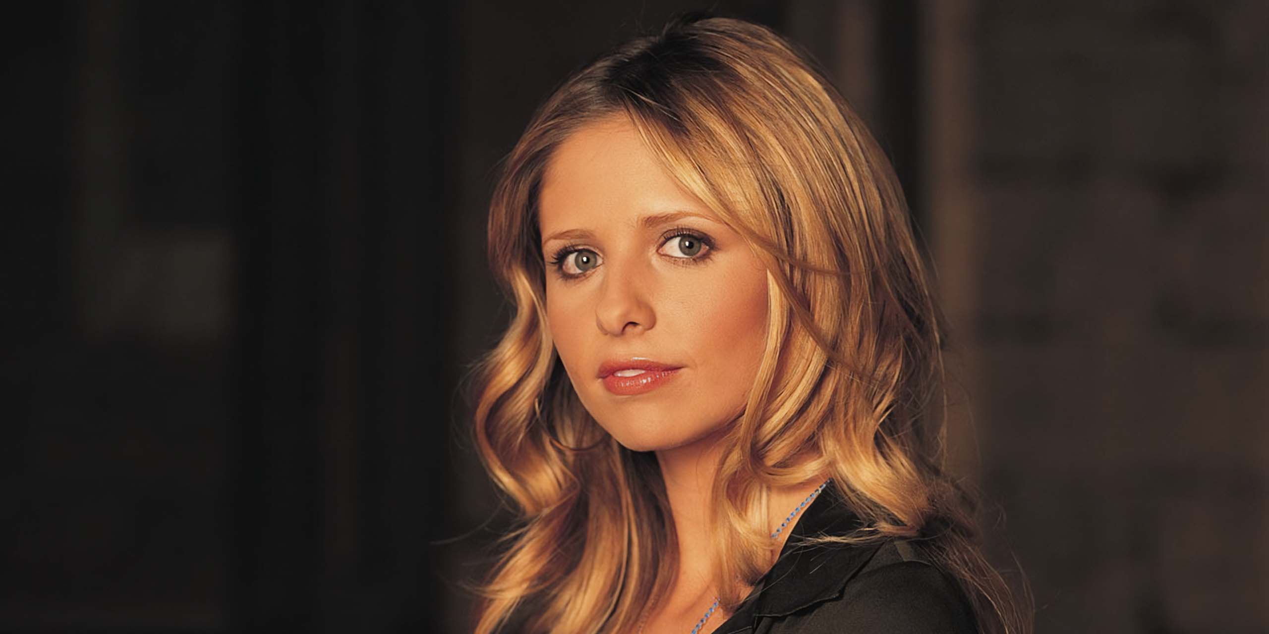 Sarah Michelle Gellar dans le rôle de Buffy Summers dans la saison 5 de Buffy contre les vampires.
