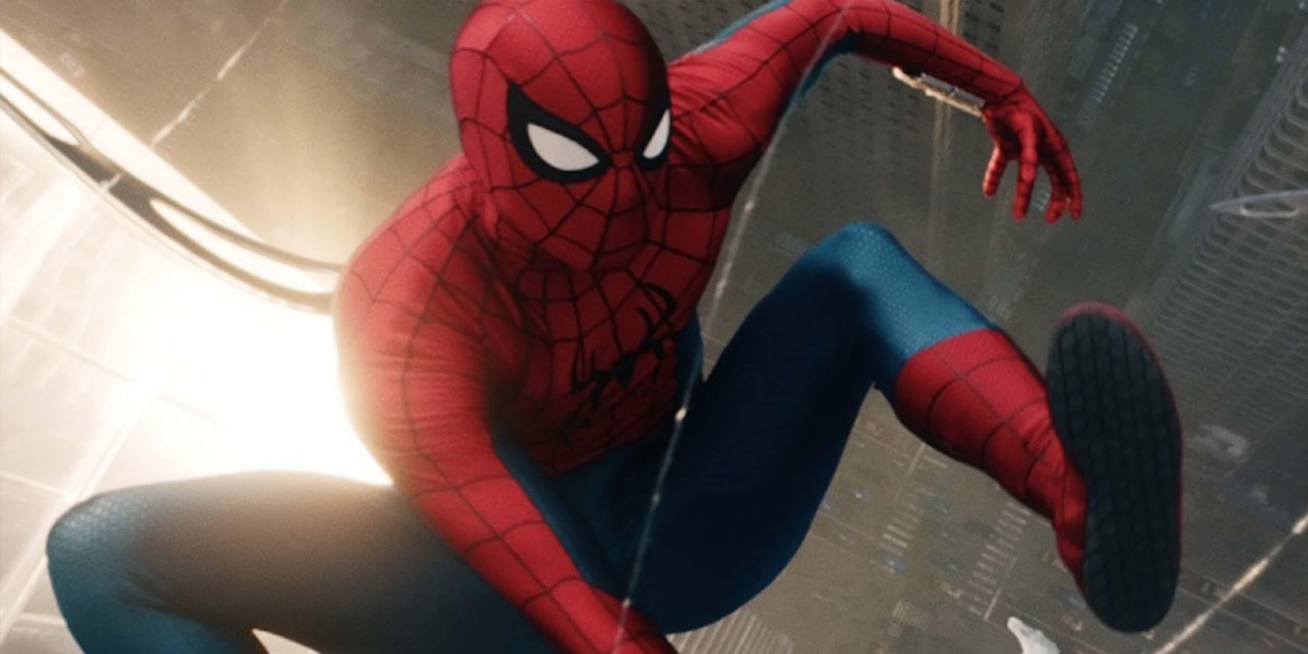 Spider-Man (Tom Holland) au-dessus de New-York dans Spider-Man: Brand New Day.