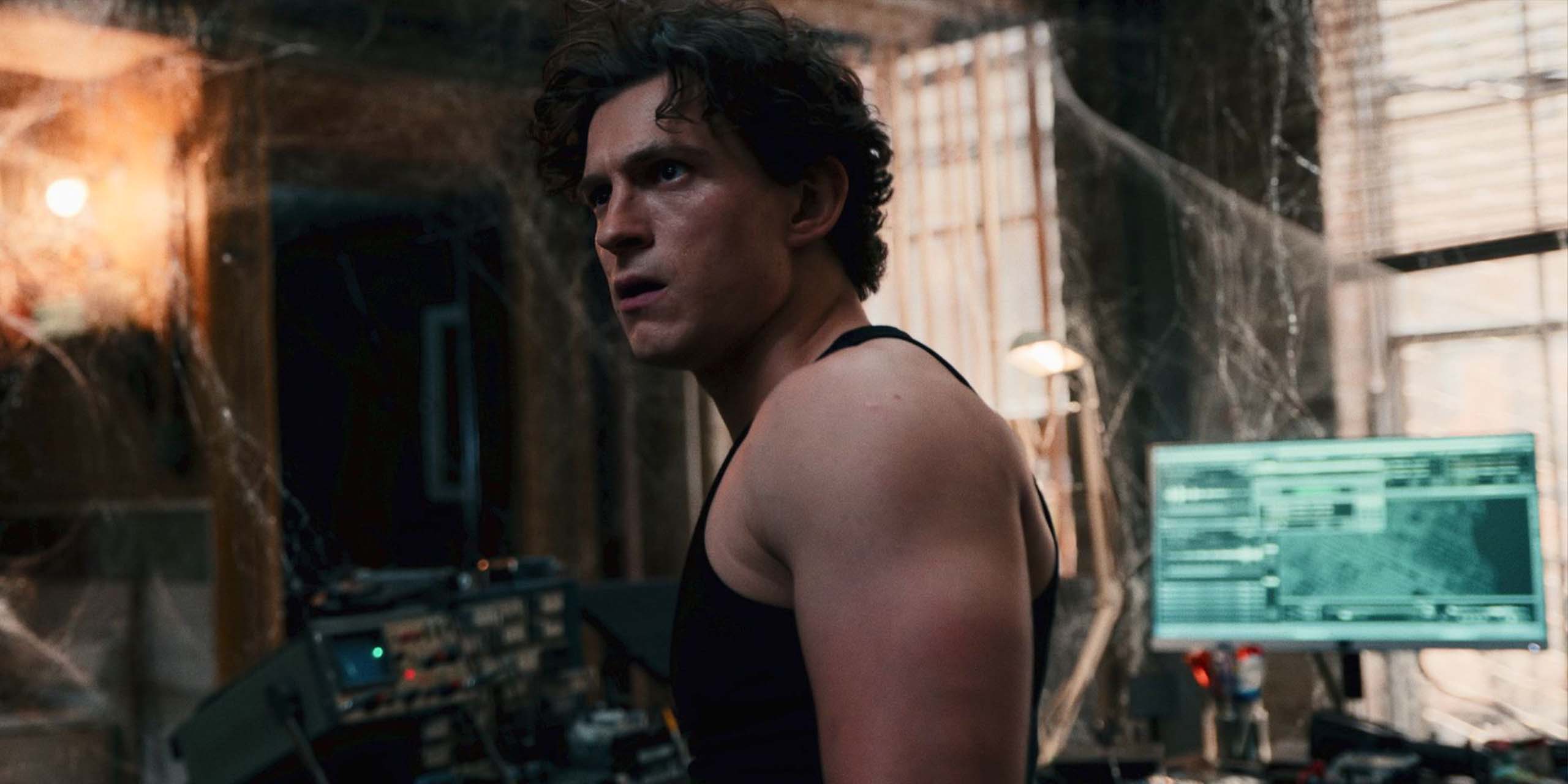 Peter Parker (Tom Holland) dans un laboratoire entouré de toiles dans Spider-Man: Brand New Day.