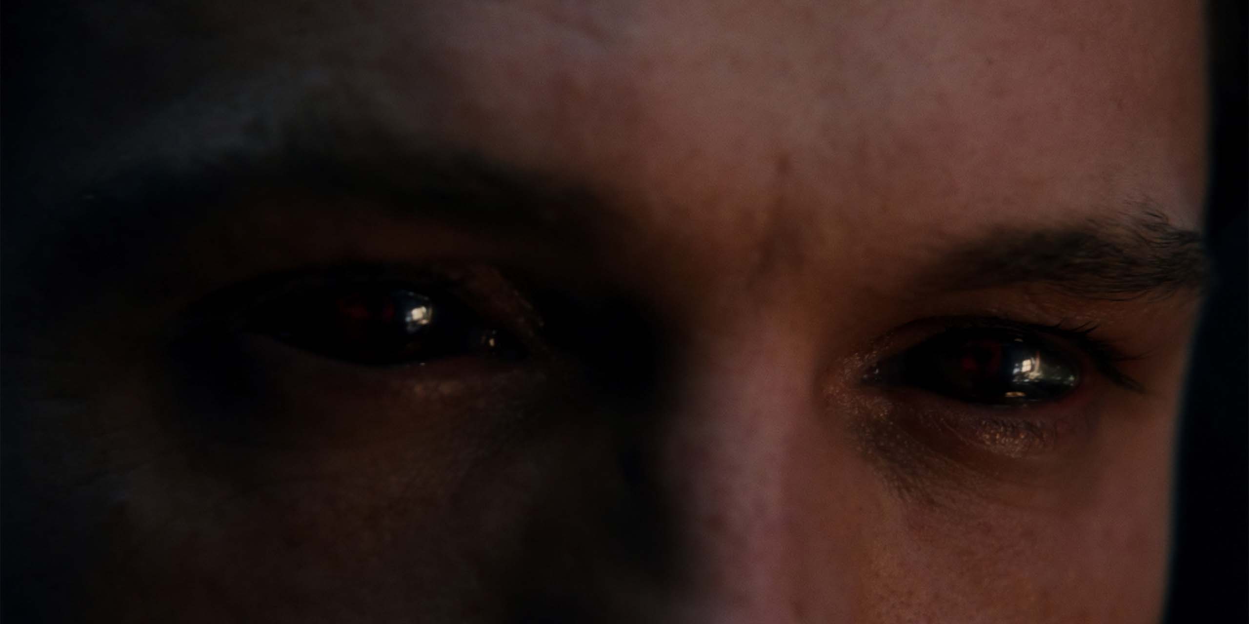 Peter Parker (Tom Holland) a muté et possède les yeux noirs, dans Spider-Man: Brand New Day.