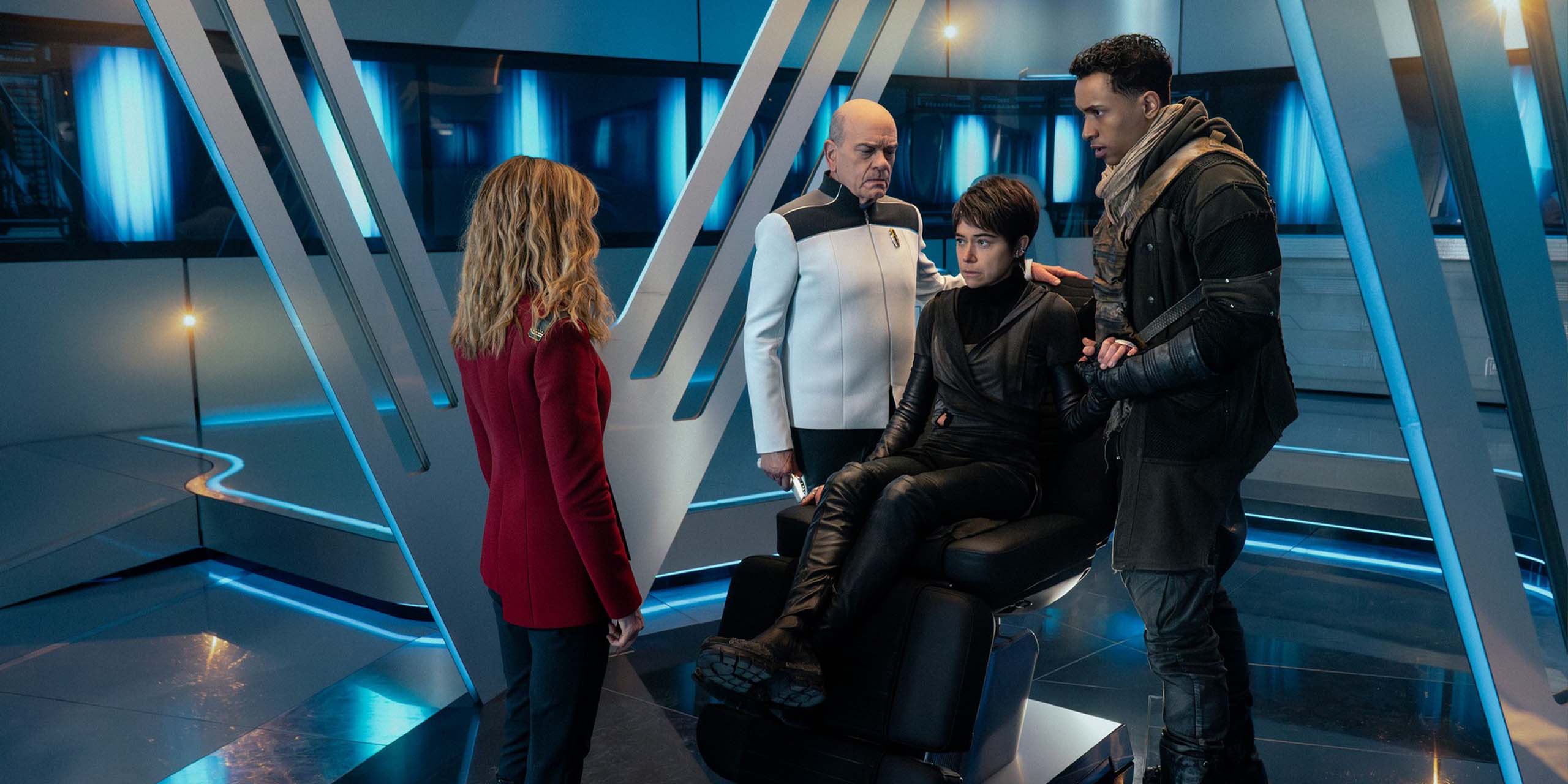 Holly Hunter ( capitaine Nahla Ake), Robert Picardo (le Docteur), Anisha (Tatiana Maslany) et Caleb (Sandro Rosta) dans l'épisode 9 de la saison 1 de Star Trek : Starfleet Academy.