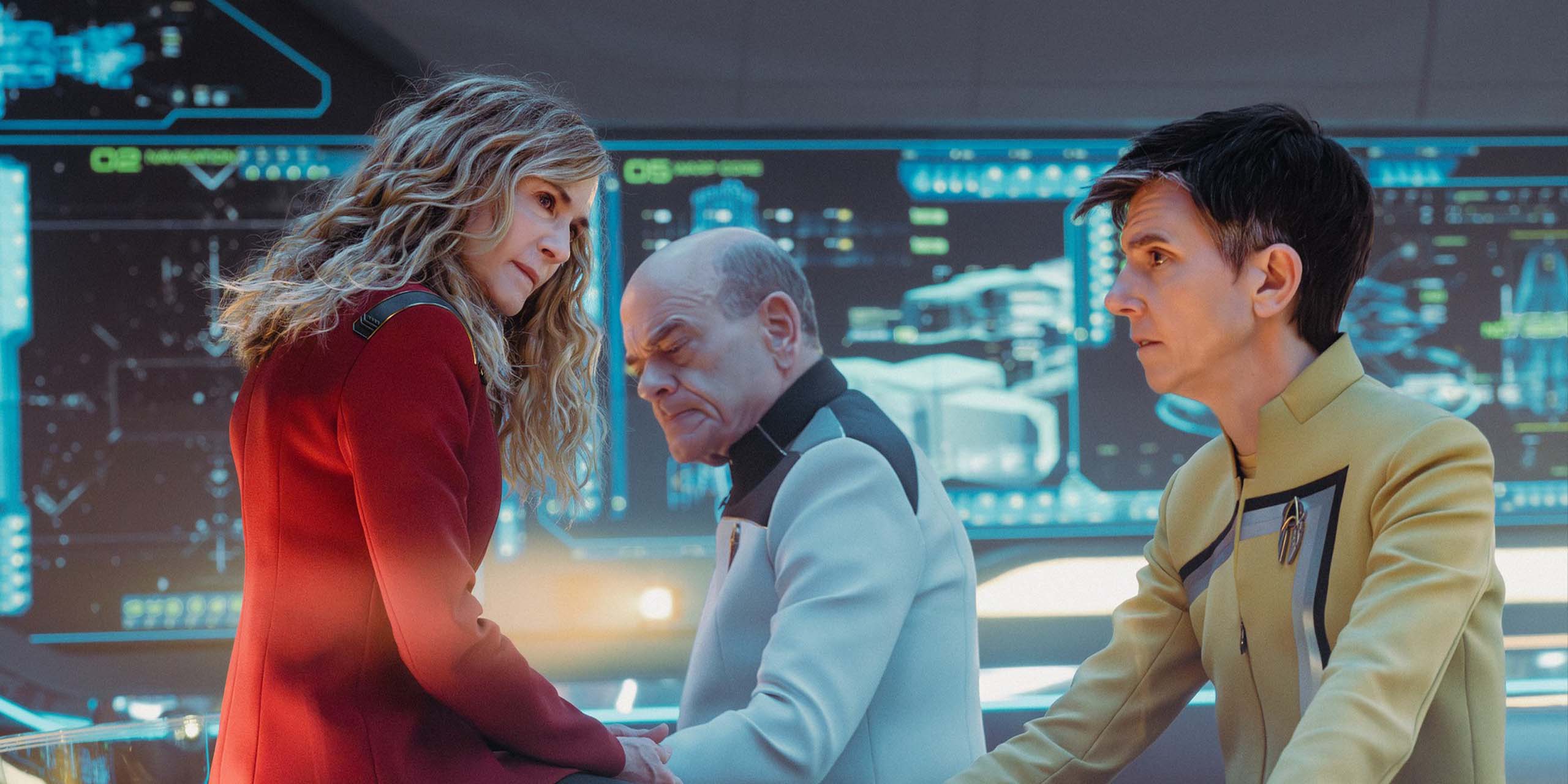 Holly Hunter ( capitaine Nahla Ake), Robert Picardo (le Docteur) et Tig Notaro (Reno) dans l'épisode 9 de la saison 1 de Star Trek : Starfleet Academy.