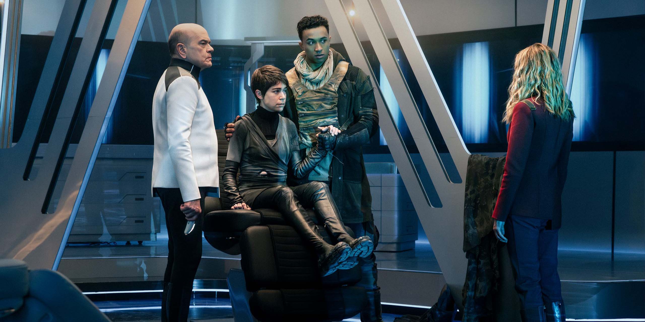 Holly Hunter ( capitaine Nahla Ake), Robert Picardo (le Docteur), Anisha (Tatiana Maslany) et Caleb (Sandro Rosta) dans l'épisode 10 de la saison 1 de Star Trek : Starfleet Academy.