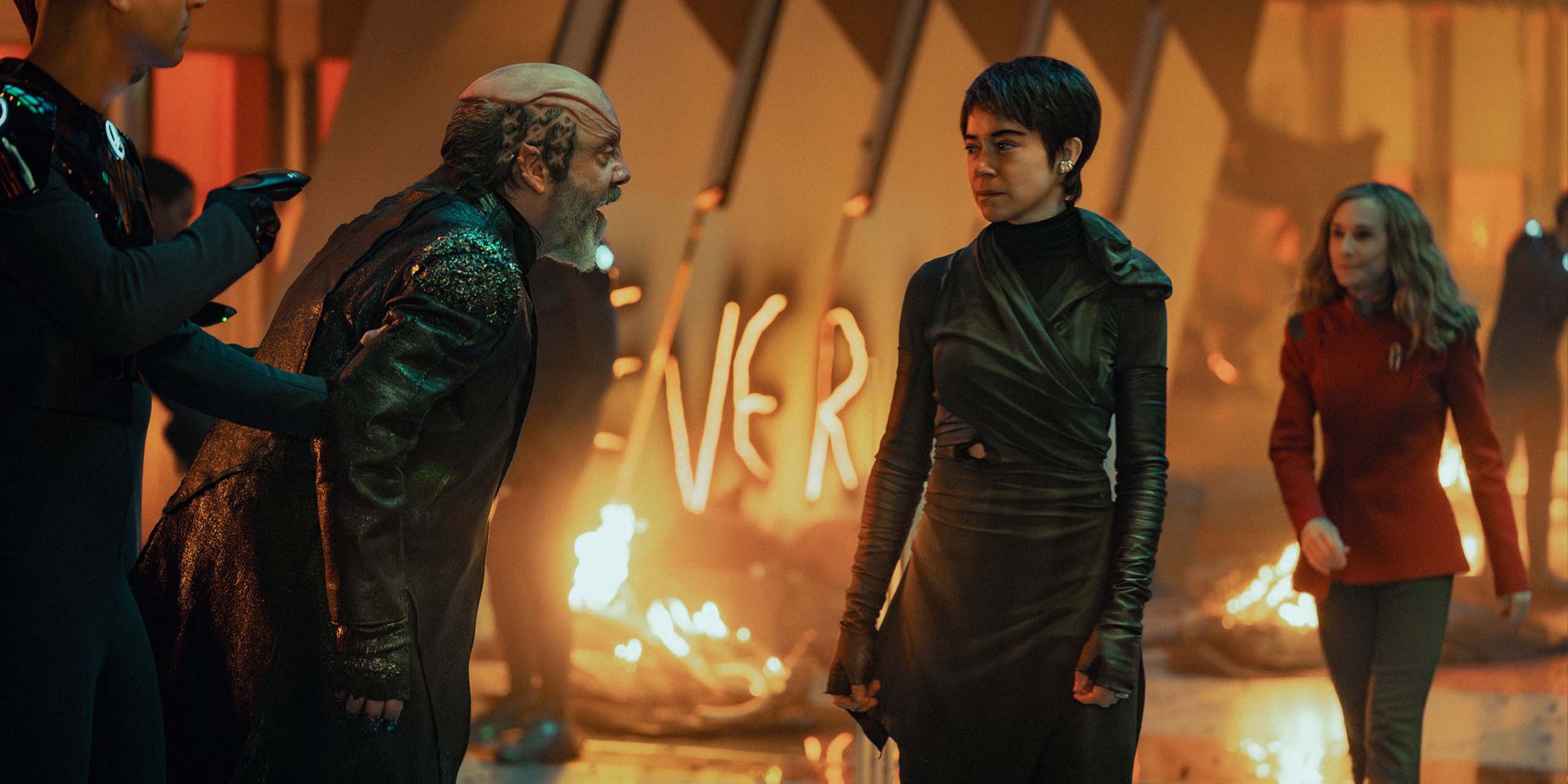Nus Braka crie sur Anisha Mir et le capitaine Ake dans Star Trek: Starfleet Academy.