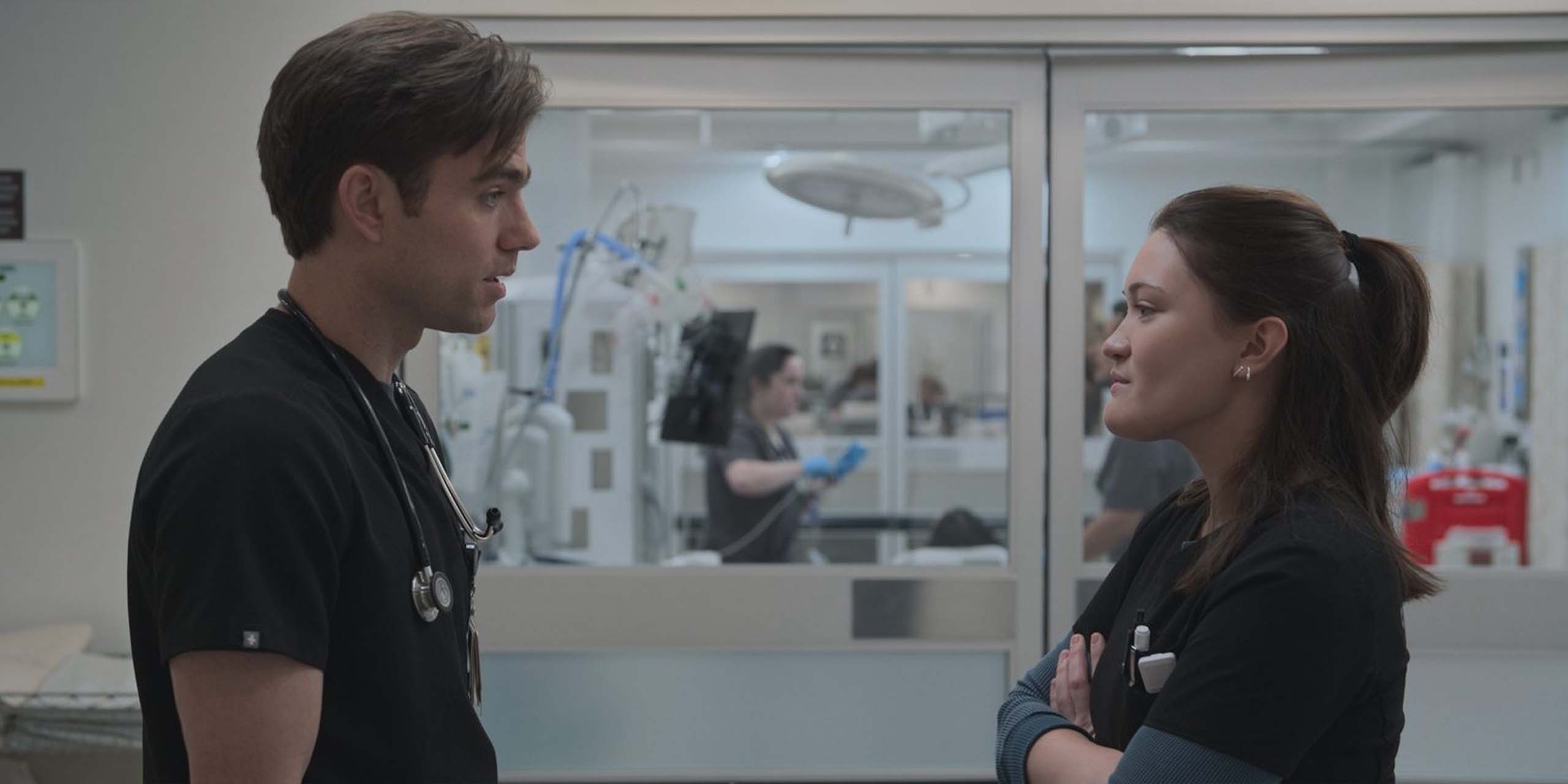 Frank Langdon (Patrick Ball) face à Trinity Santos (Isa Briones) dans la saison 2 de The Pitt.