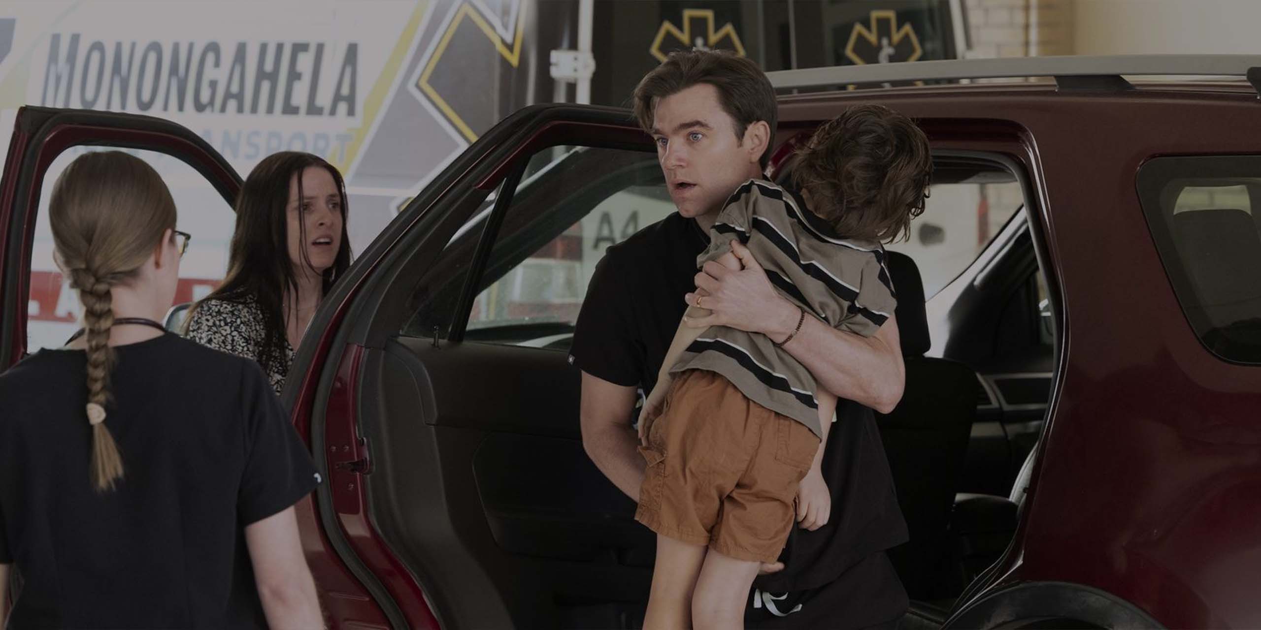 Frank Langdon (Patrick Ball) prend en urgence un enfant à l'hôpital, dans la saison 2 de The Pitt.