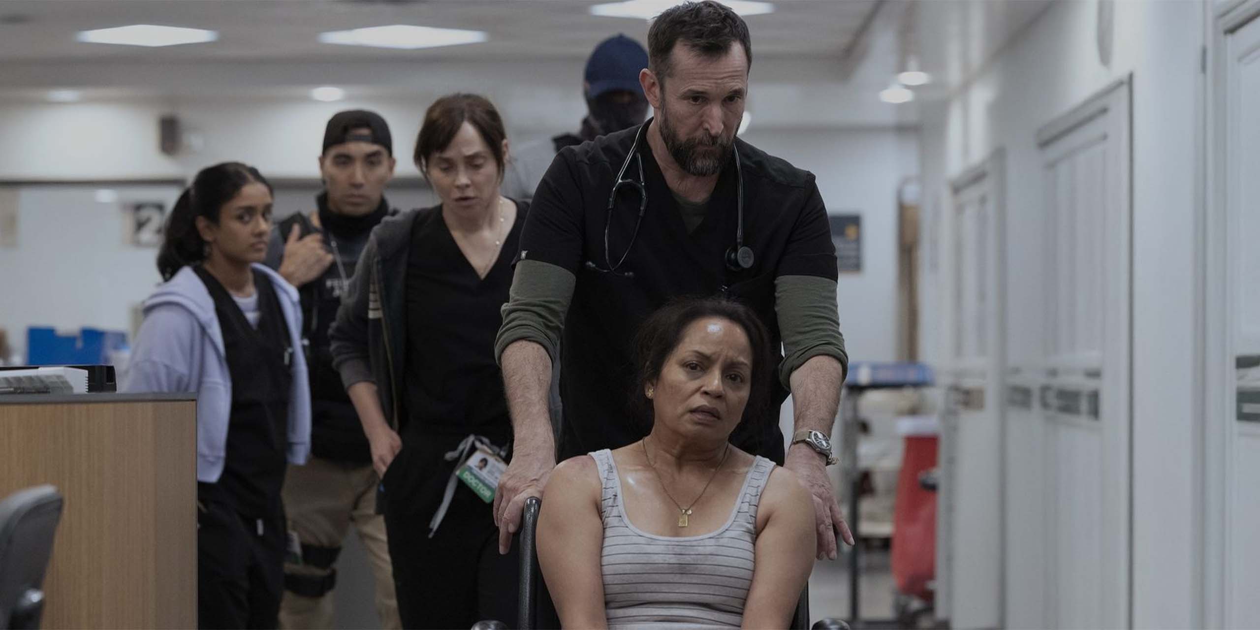 Le Dr Michael Robby Robinavitch (Noah Wyle) emmène une patiente tandis que l'ICE terrorise l'hôpital dans la saison 2 de The Pitt