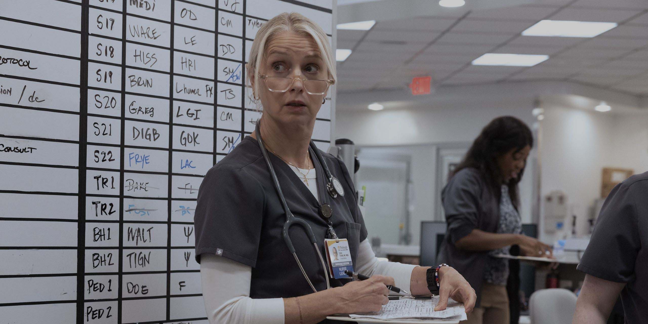 Dana se tient devant le dossier médical, un bloc-notes à la main, dans la saison 2 de The Pitt.