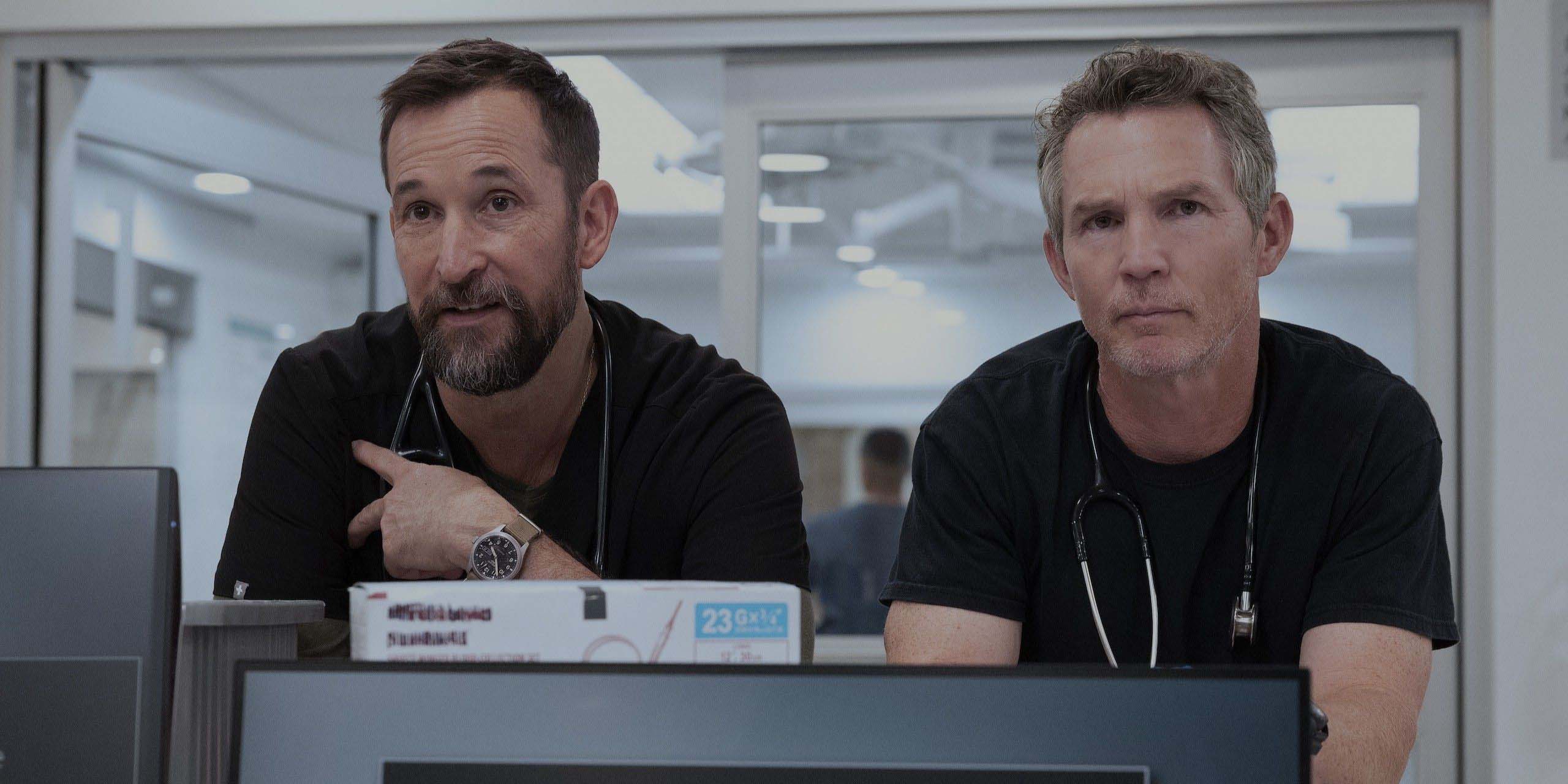 Le Dr Robby (Noah Wyle) et le Dr Abbot (Shawn Hatosy) dans l'épisode 9 de la saison 2 de The Pitt