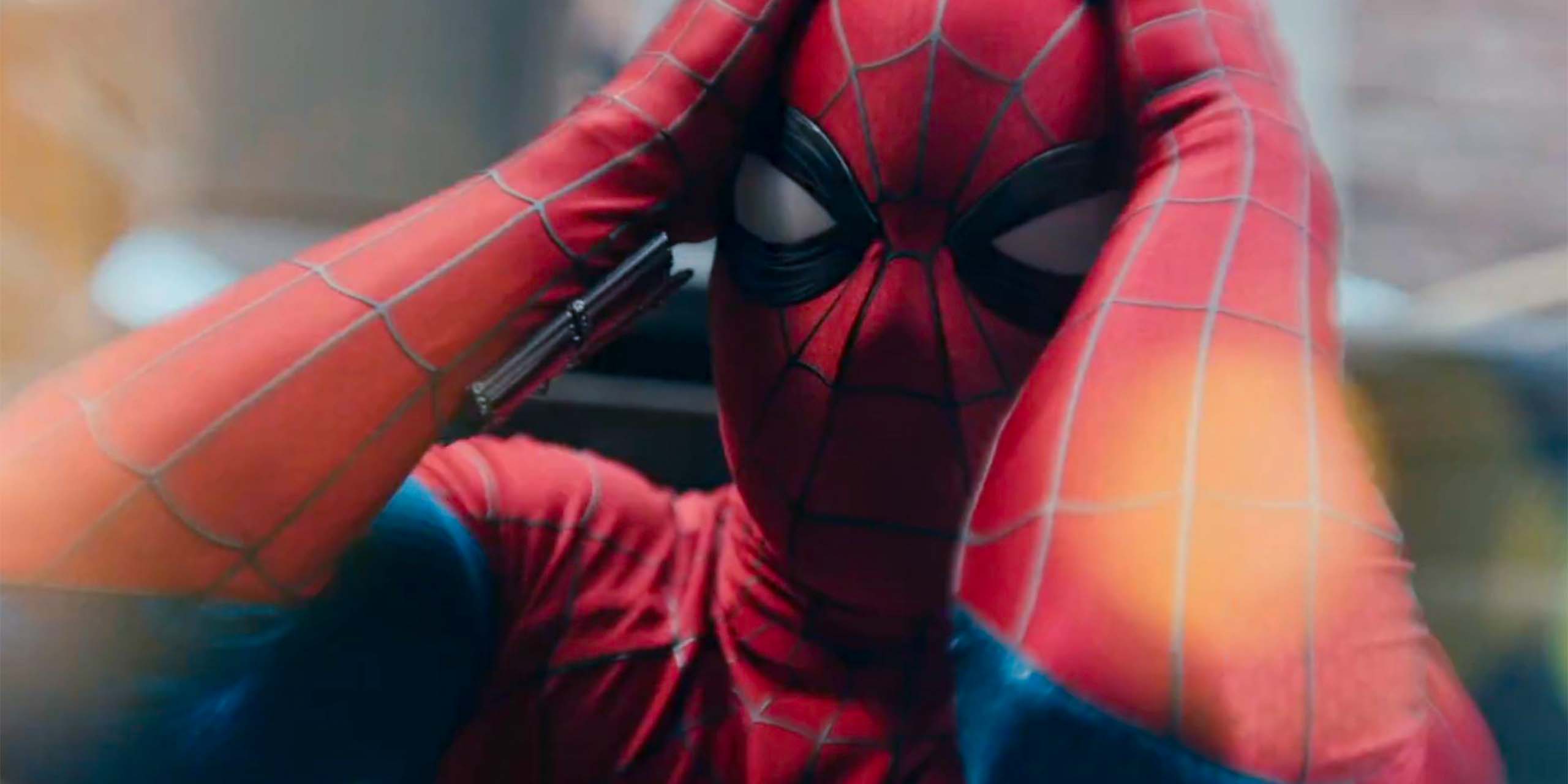 Spider-Man (Tom Holland) souffrant la tête entre les mains, dans Spider-Man: Brand New Day.