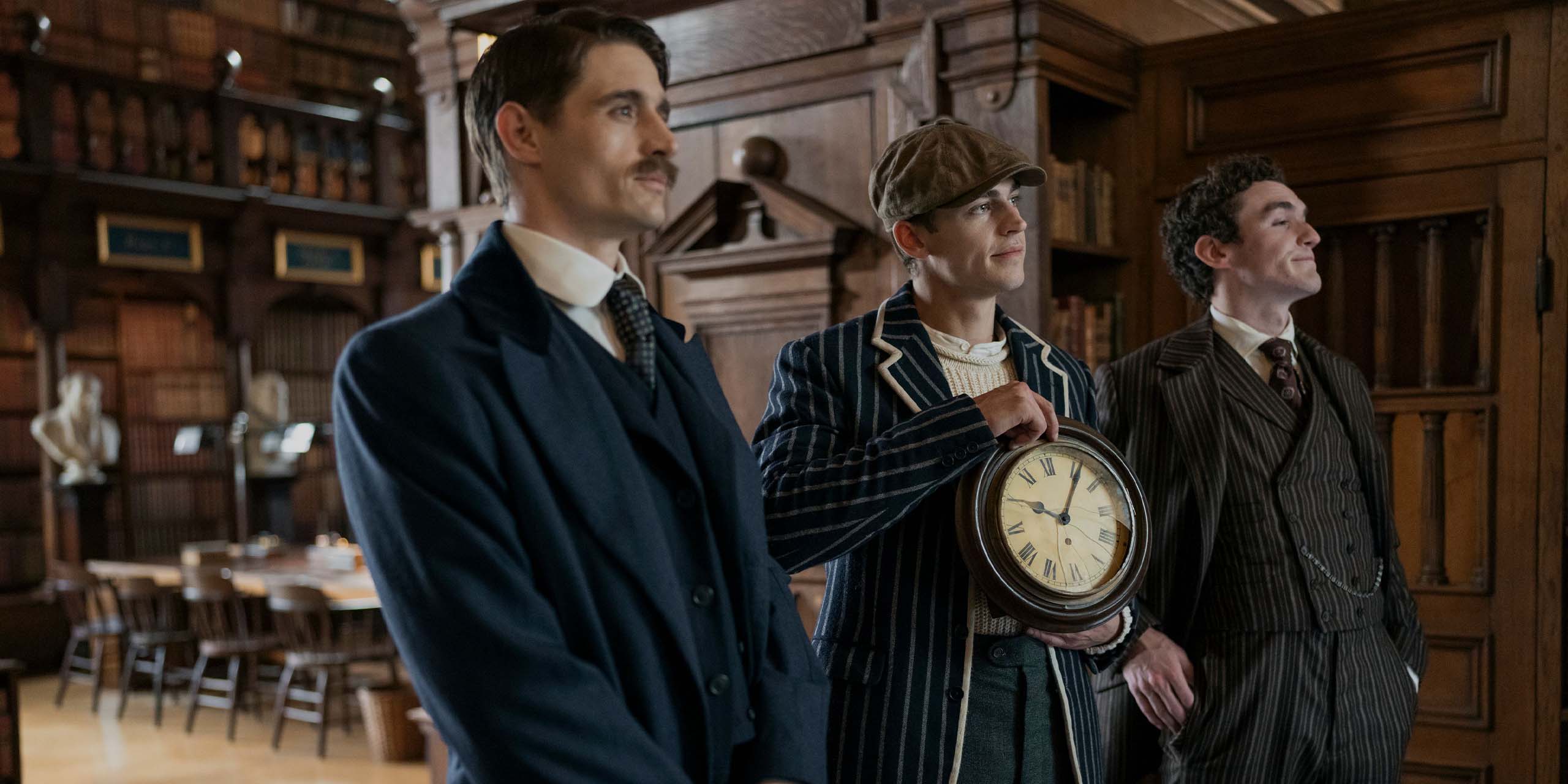 Les jeune Sherlock James Moriarty, Sherlock Holmes et Mycroft Holmes dans Young Sherlock.