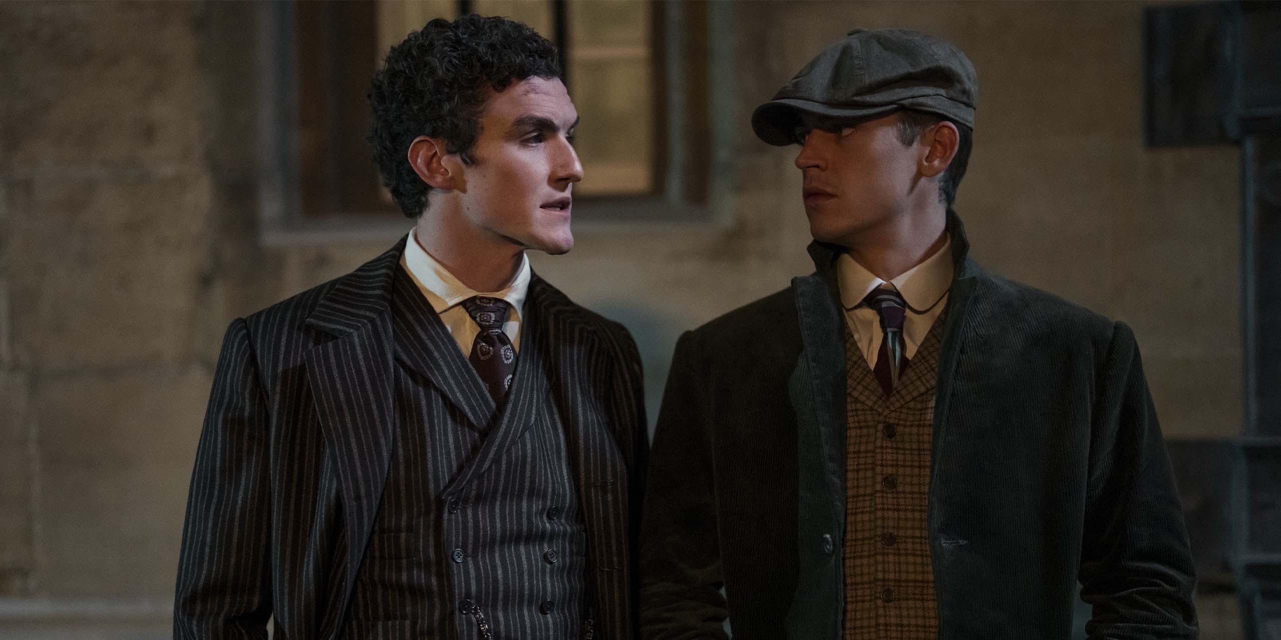 Dónal Finn dans le rôle de James Moriarty et Hero Fiennes Tiffin dans celui de Holmes dans Young Sherlock.