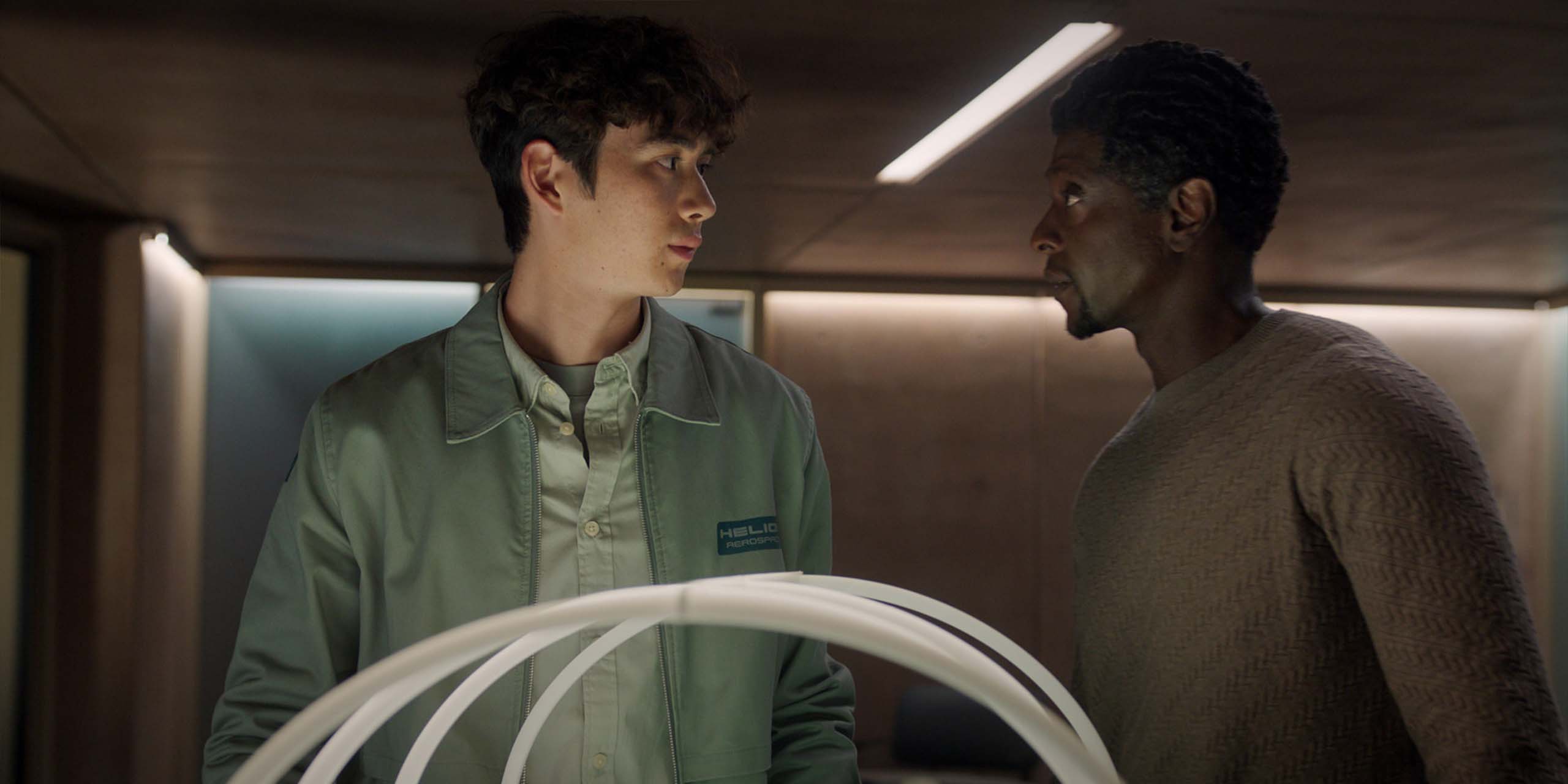 Sean Kaufman et Edi Gathegi dans la saison 5 de For all Mankind.
