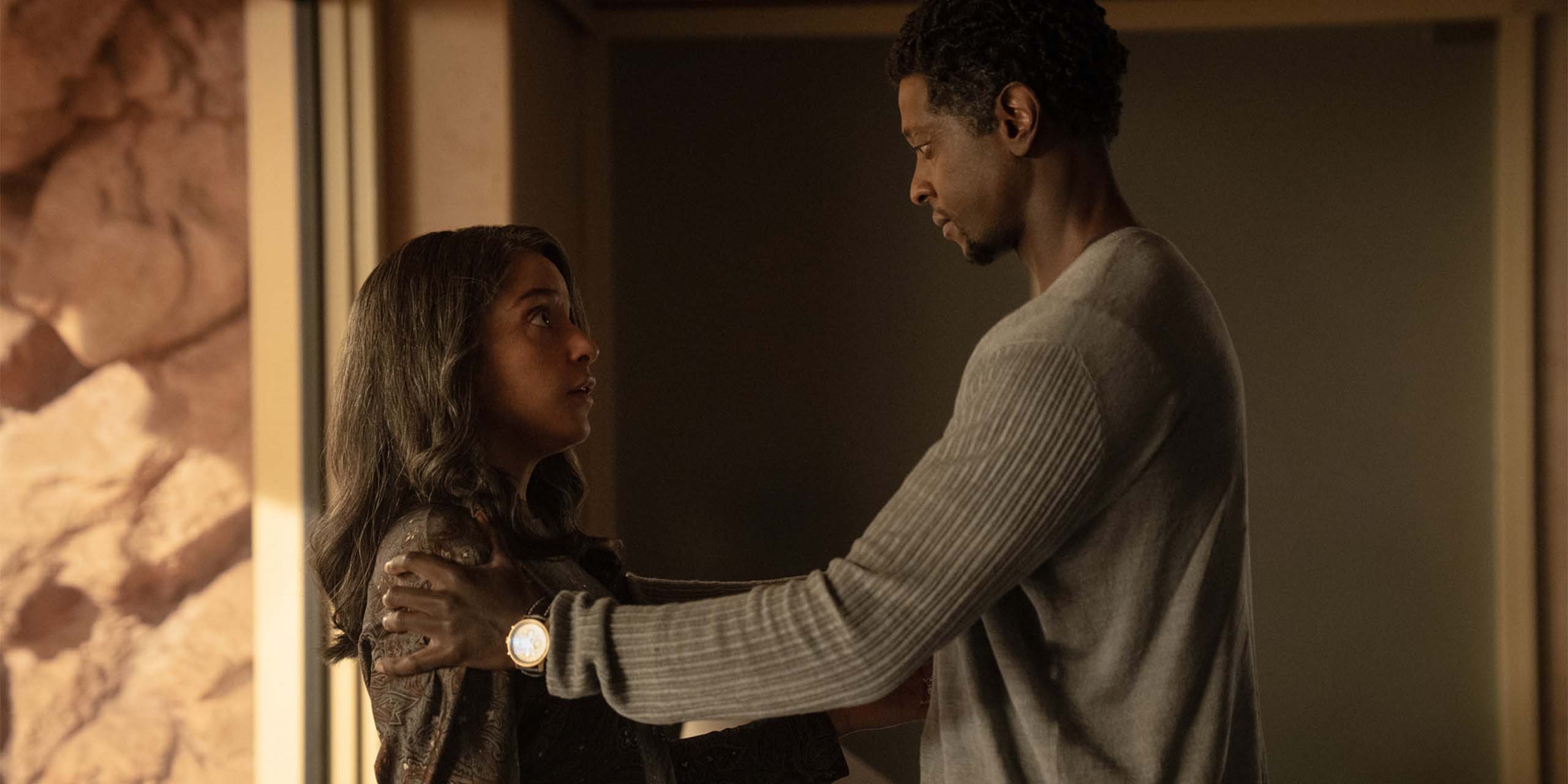 Coral Peña et Edi Gathegi dans la saison 5 de For all Mankind.