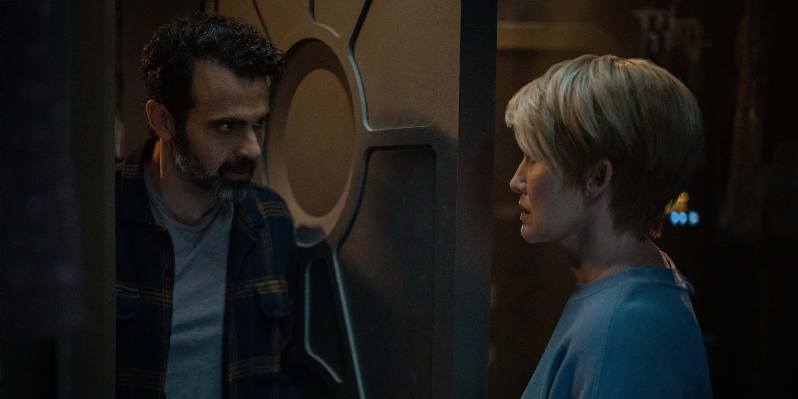 Nick Massouh et Mireille Enos dans For All Mankind.