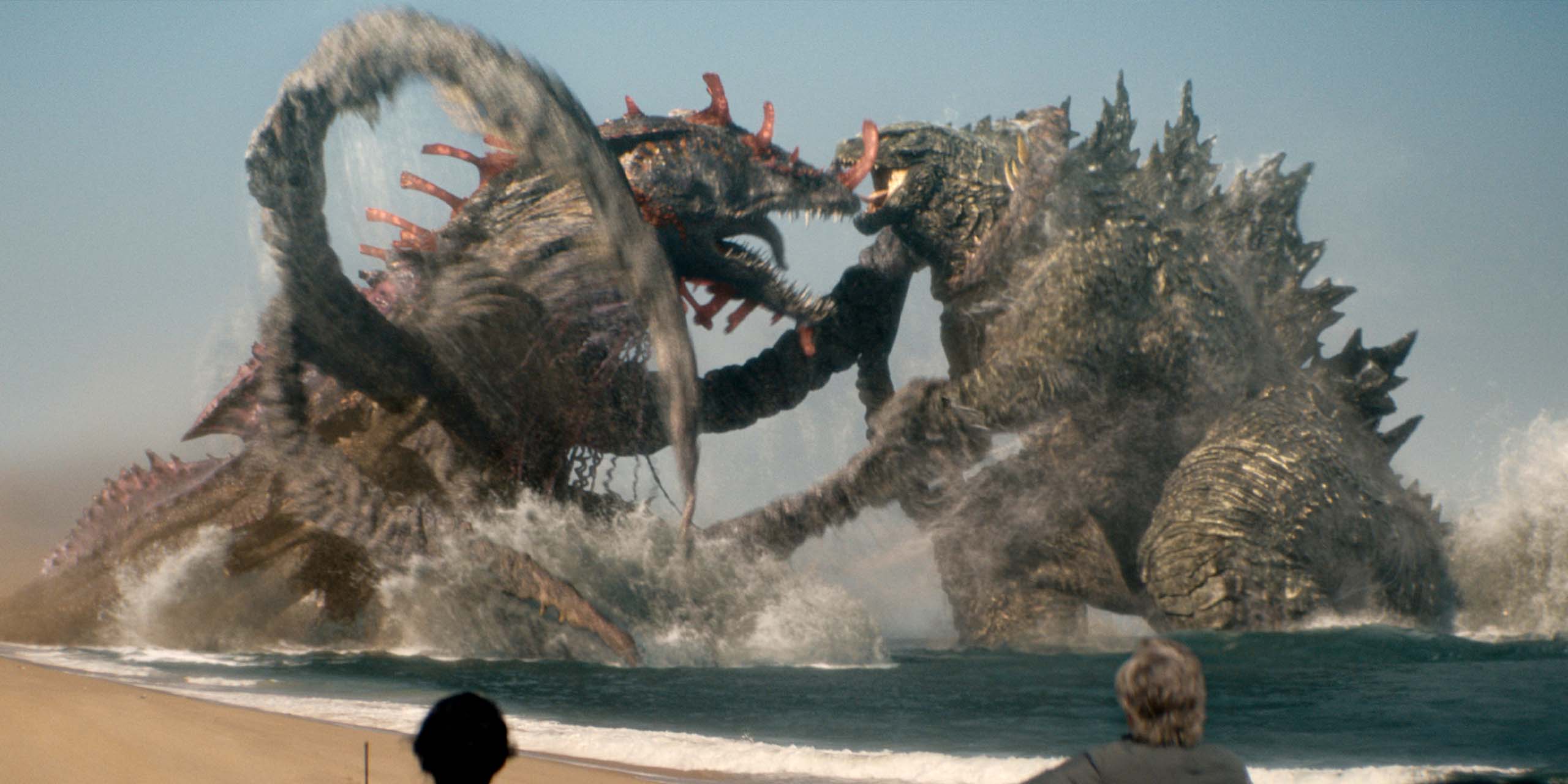 Godzilla affronte le Titan X, Co-Cai, sur la plage, dans la saison 2 de Monarch: Legacy of Monsters.