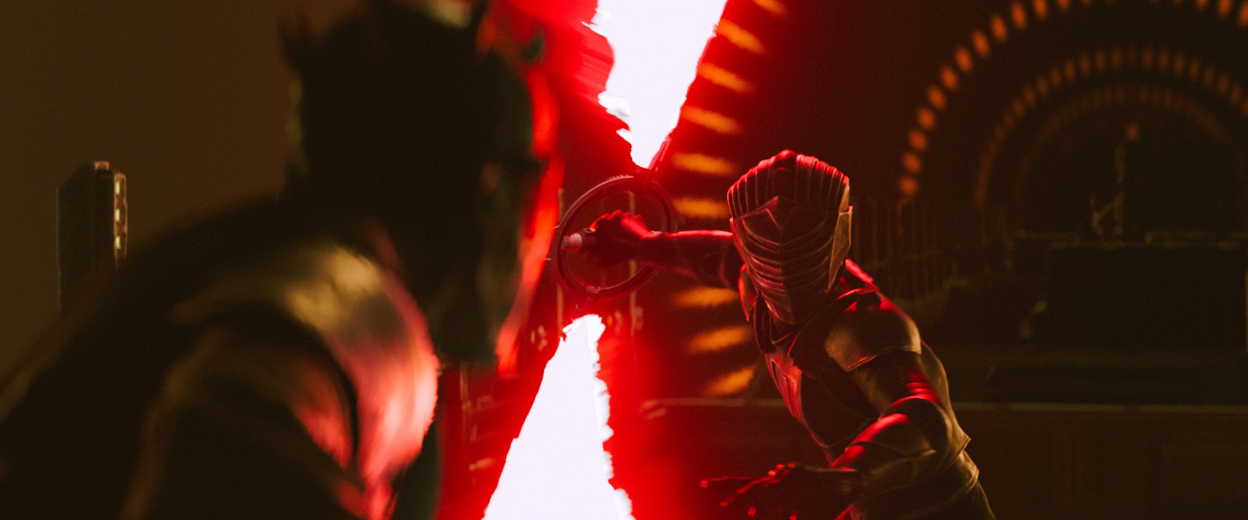 Dark Maul face à Marrok dans un duel au sabre laser dans l'épisode 6 de Star Wars: Maul - Shadow Lord.