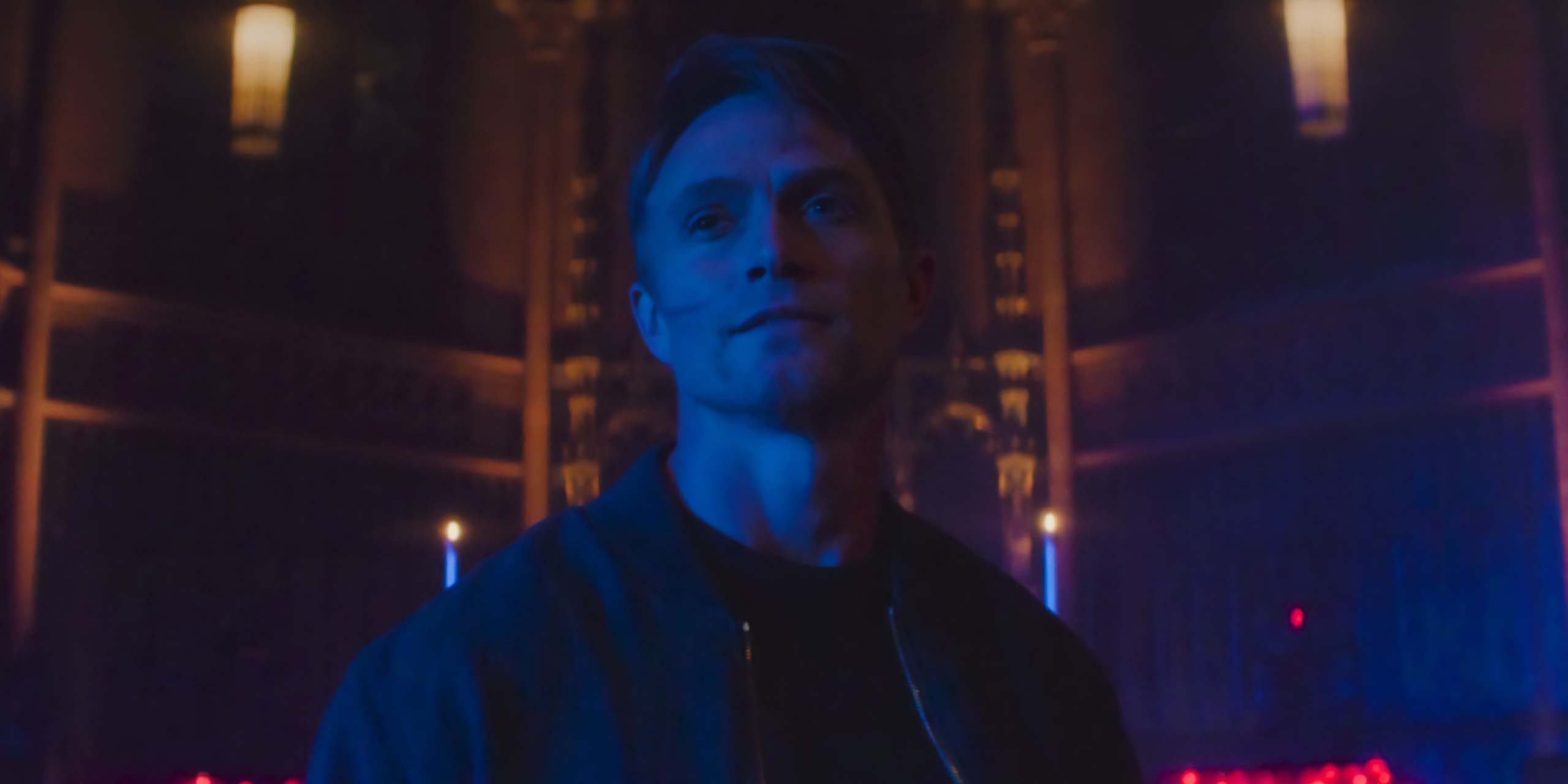 Bullseye éclairé par une lumière bleue, dans l'épisode 2 de la saison 2 de Daredevil Born Again.