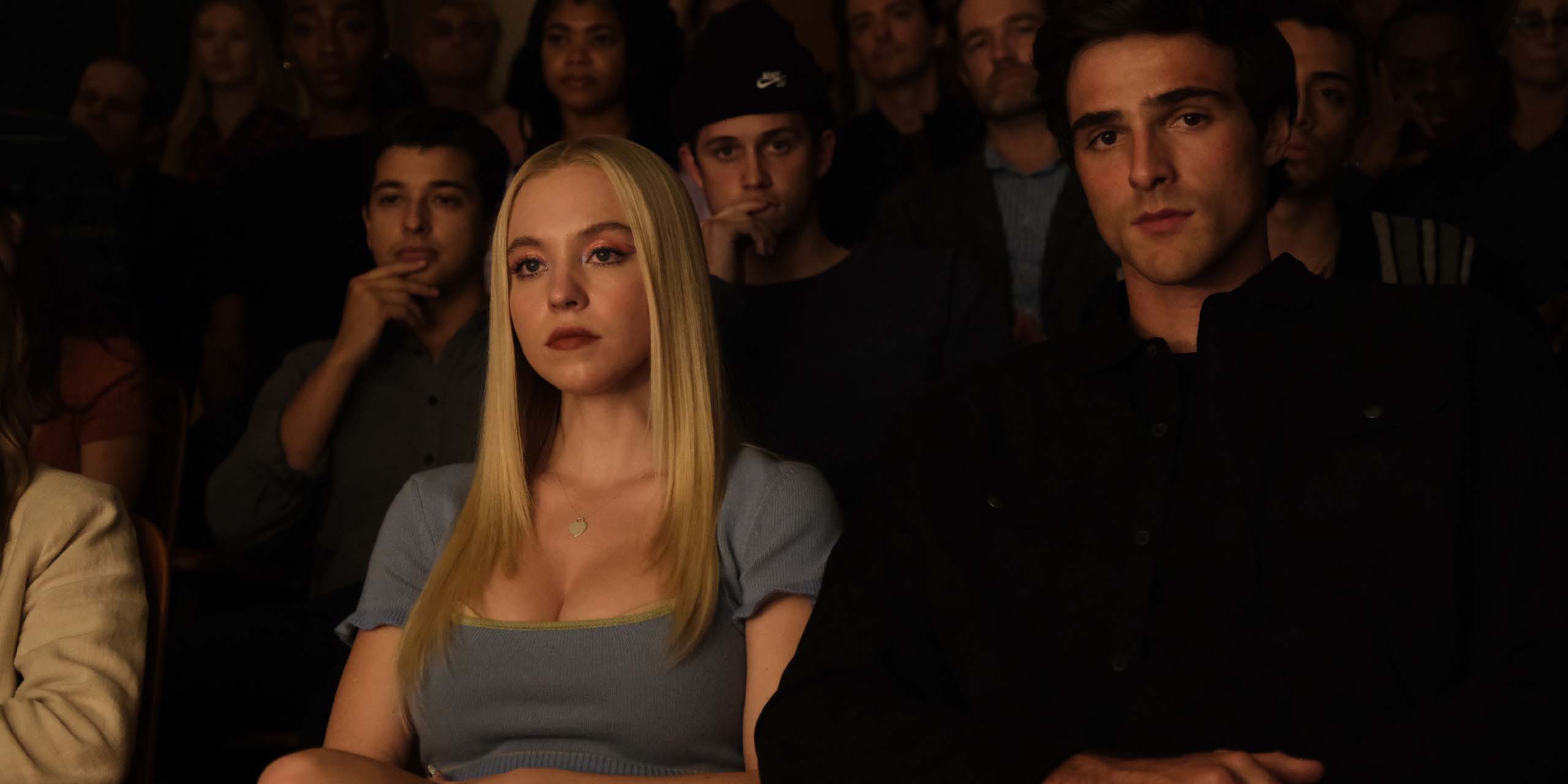 Cassie Howard (Sydney Sweeney) et Nate Jacobs (Jacob Elordi) regardent la pièce de Lexi dans la saison 2 d'Euphoria.