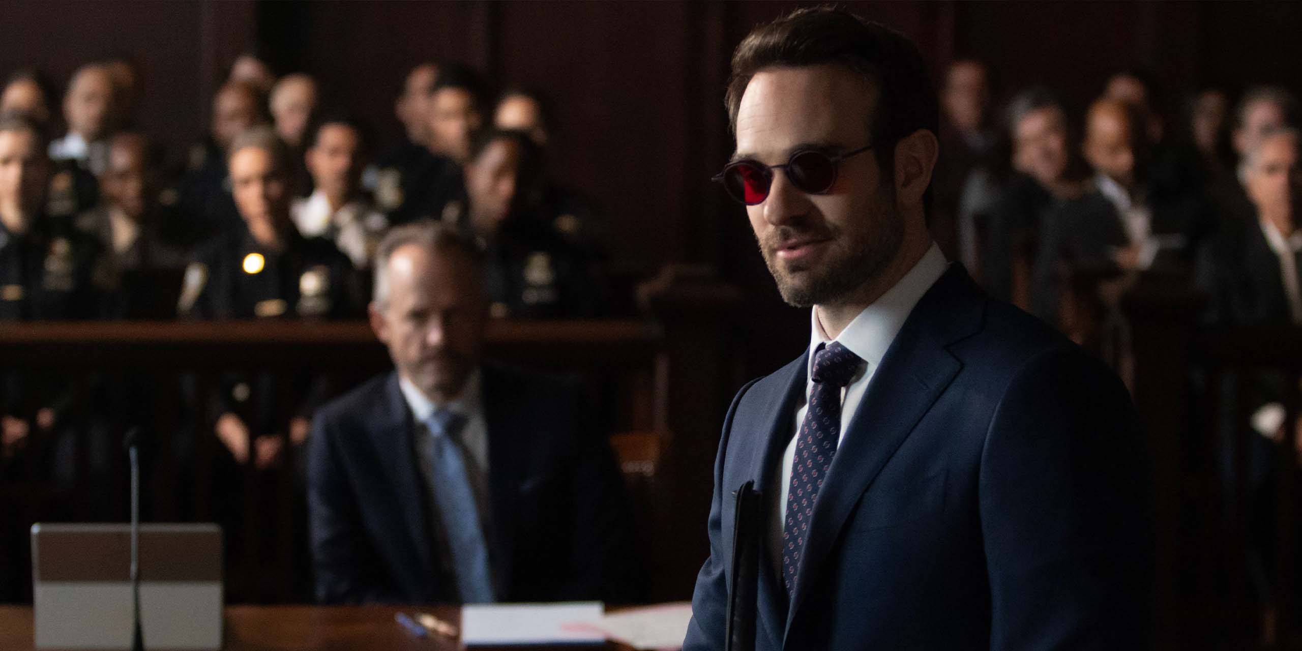 Charlie Cox dans le rôle de Matt Murdock au tribunal dans Daredevil: Born Again.