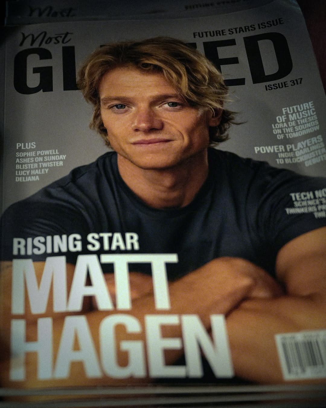 Matt Hagen (Tom Rhys Harries) en couverture d'un magasine dans le film Clayface.