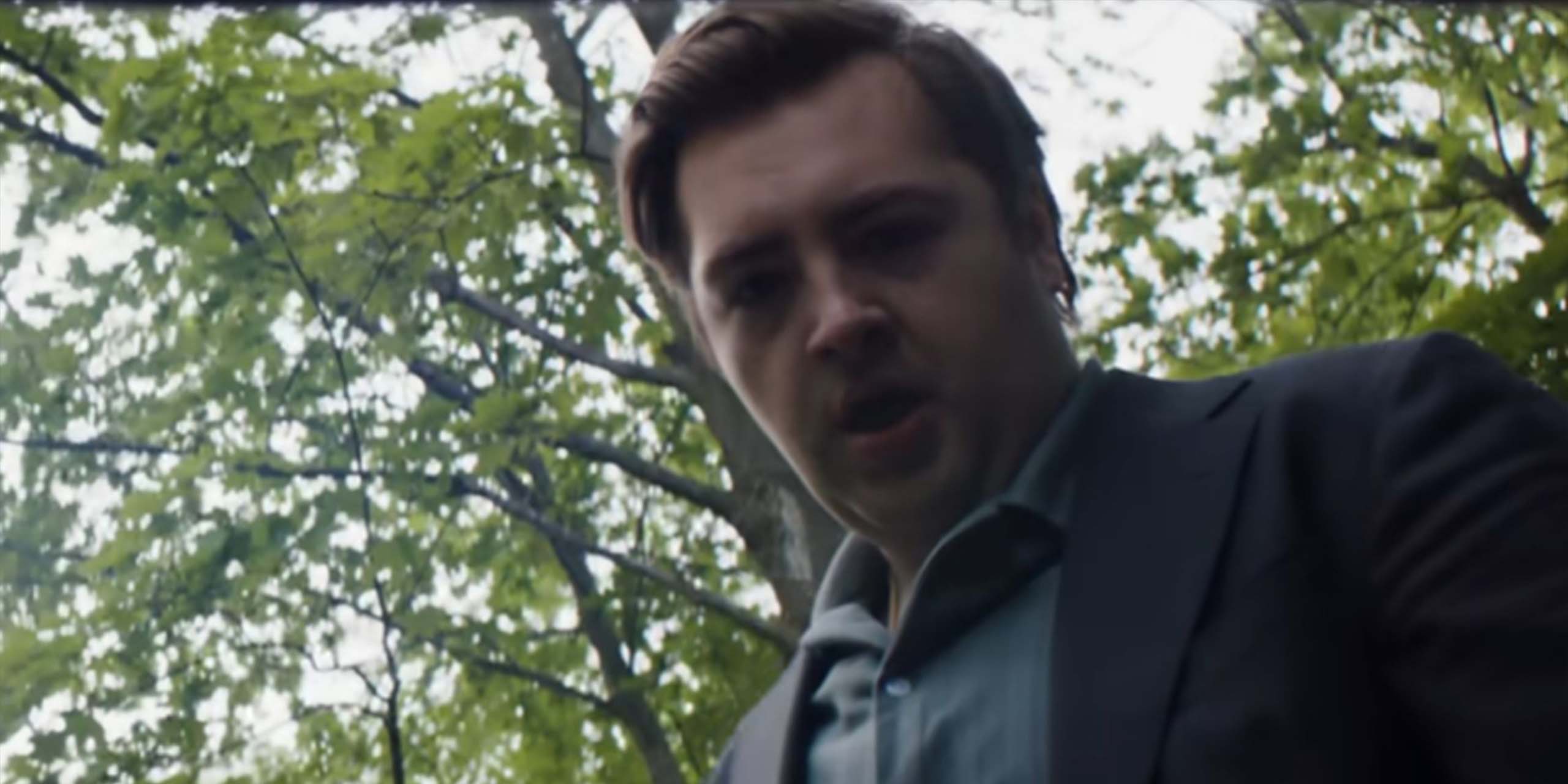 Daniel Blake, sous le choc, regarde dans un coffre dans la saison 2 de Daredevil Born Again.
