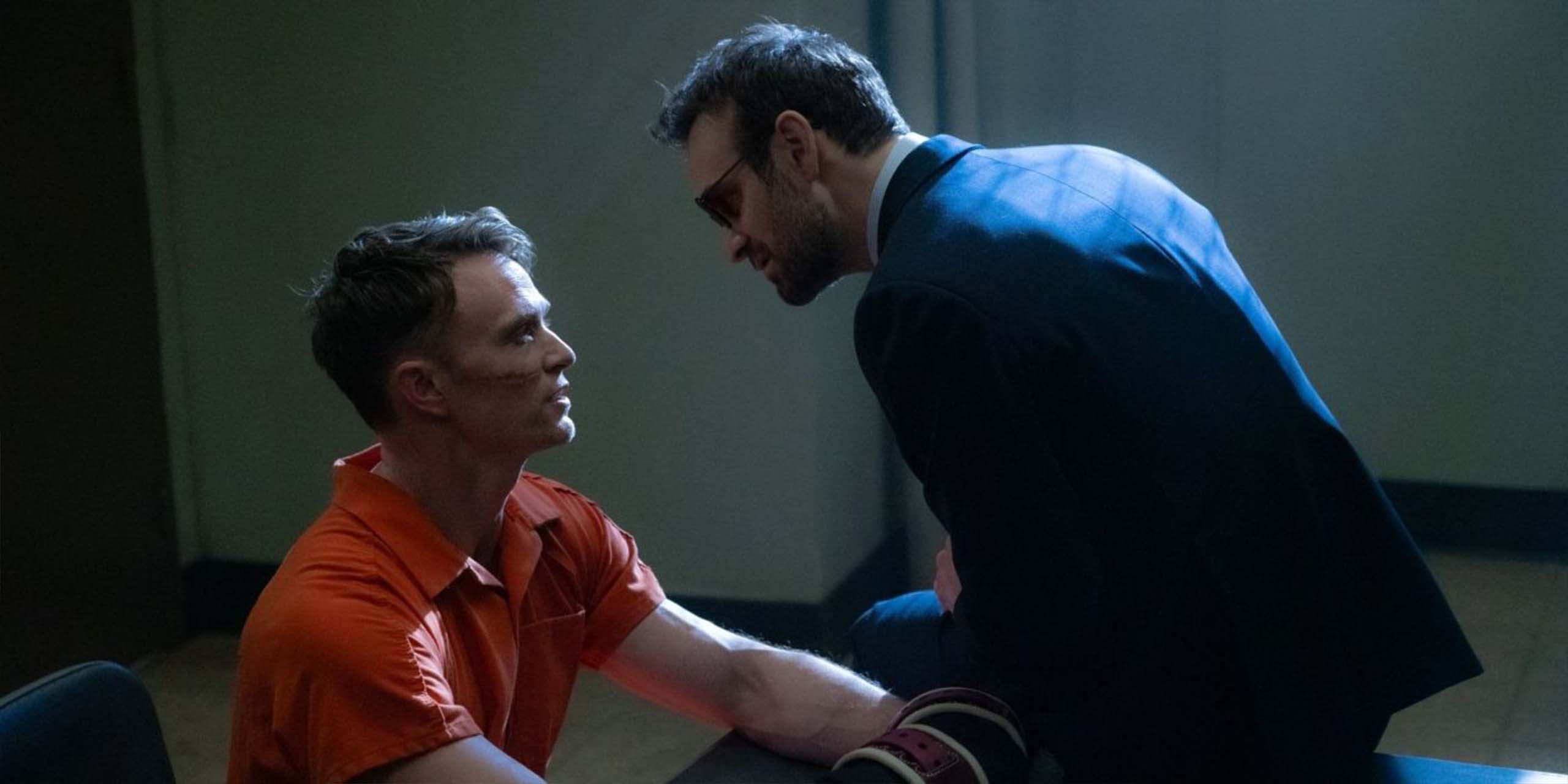 Charlie Cox (Matt Murdock) assis sur une table, Wilson Bethel (Dex) menotté dans Daredevil : Born Again