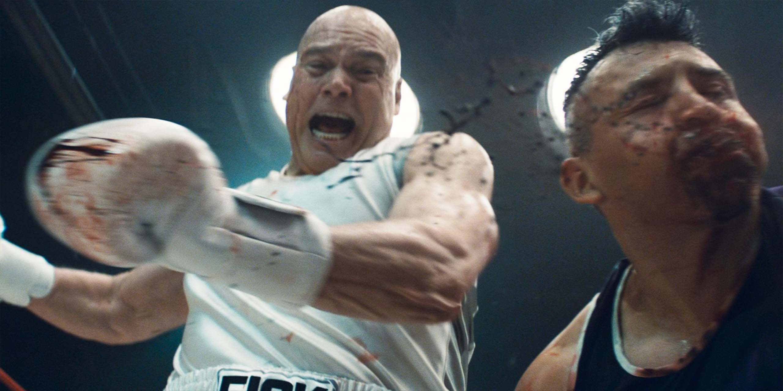 Vincent D'Onofrio, dans le rôle de Wilson Fisk, frappe un boxeur au visage dans Daredevil : Born Again, saison 2