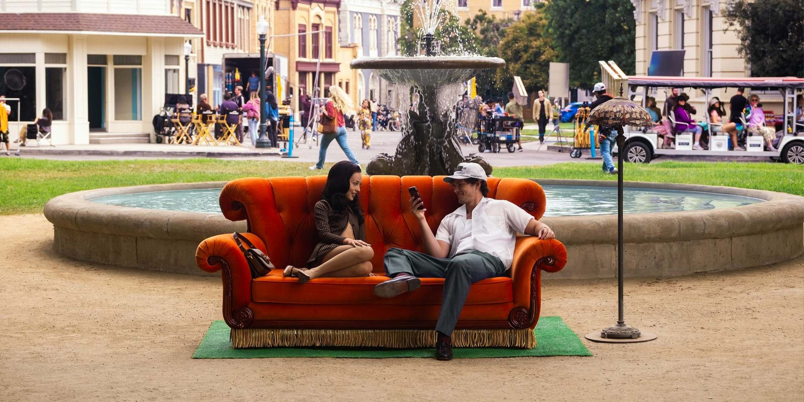 Alexa Demie et Homer Gere sur un canapé dans un parc dans Euphoria Saison 3 épisode 2.