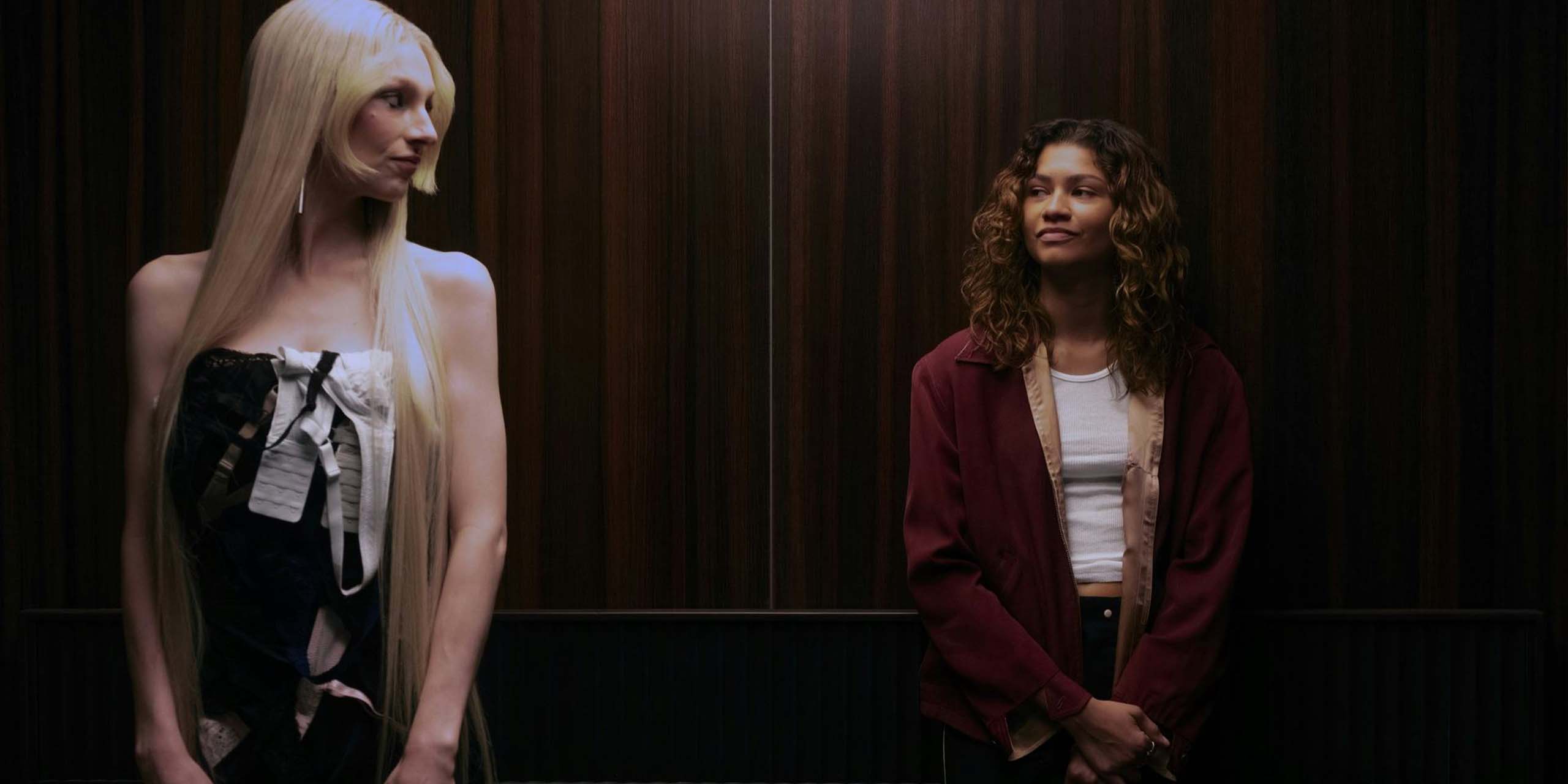 Hunter Schafer et Zendaya dans un ascenseur dans la saison 3 de Euphoria.