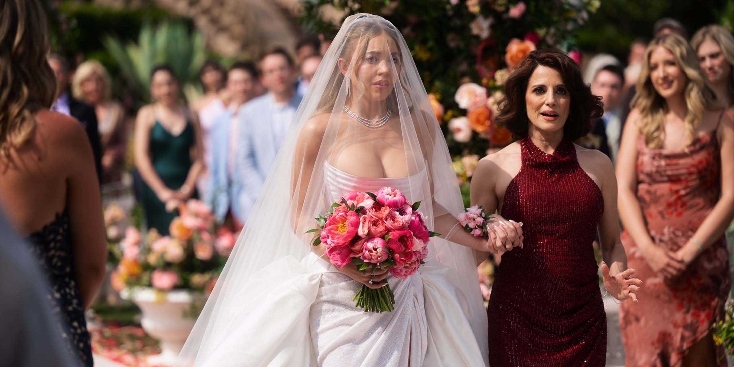 Cassie Howard (Sydney Sweeney) en tenue de mariée dans la saison 3 de Euphoria.